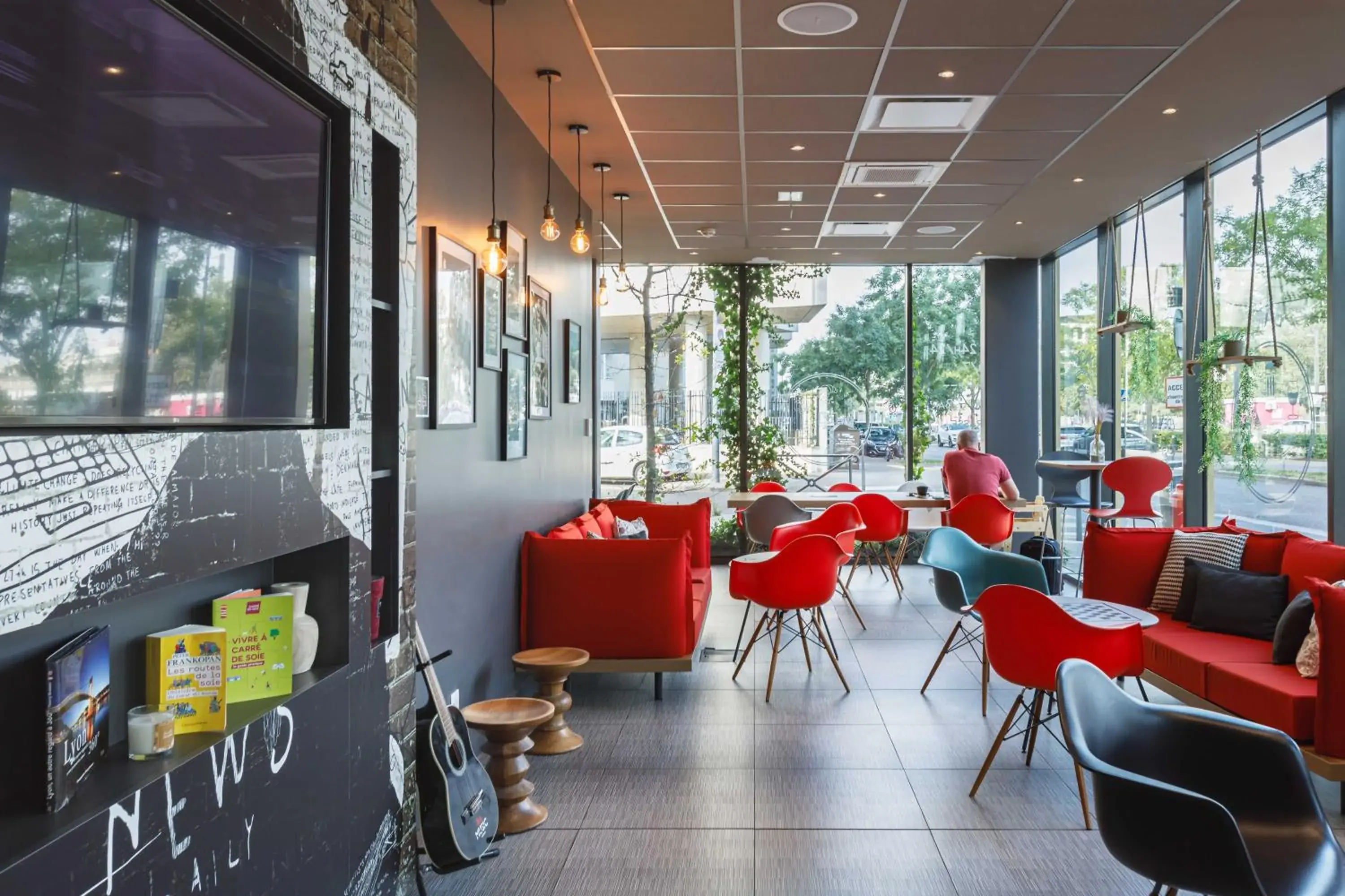 Lounge or bar in ibis Lyon Carre De Soie Lounge or bar in ibis Lyon Carre De Soie