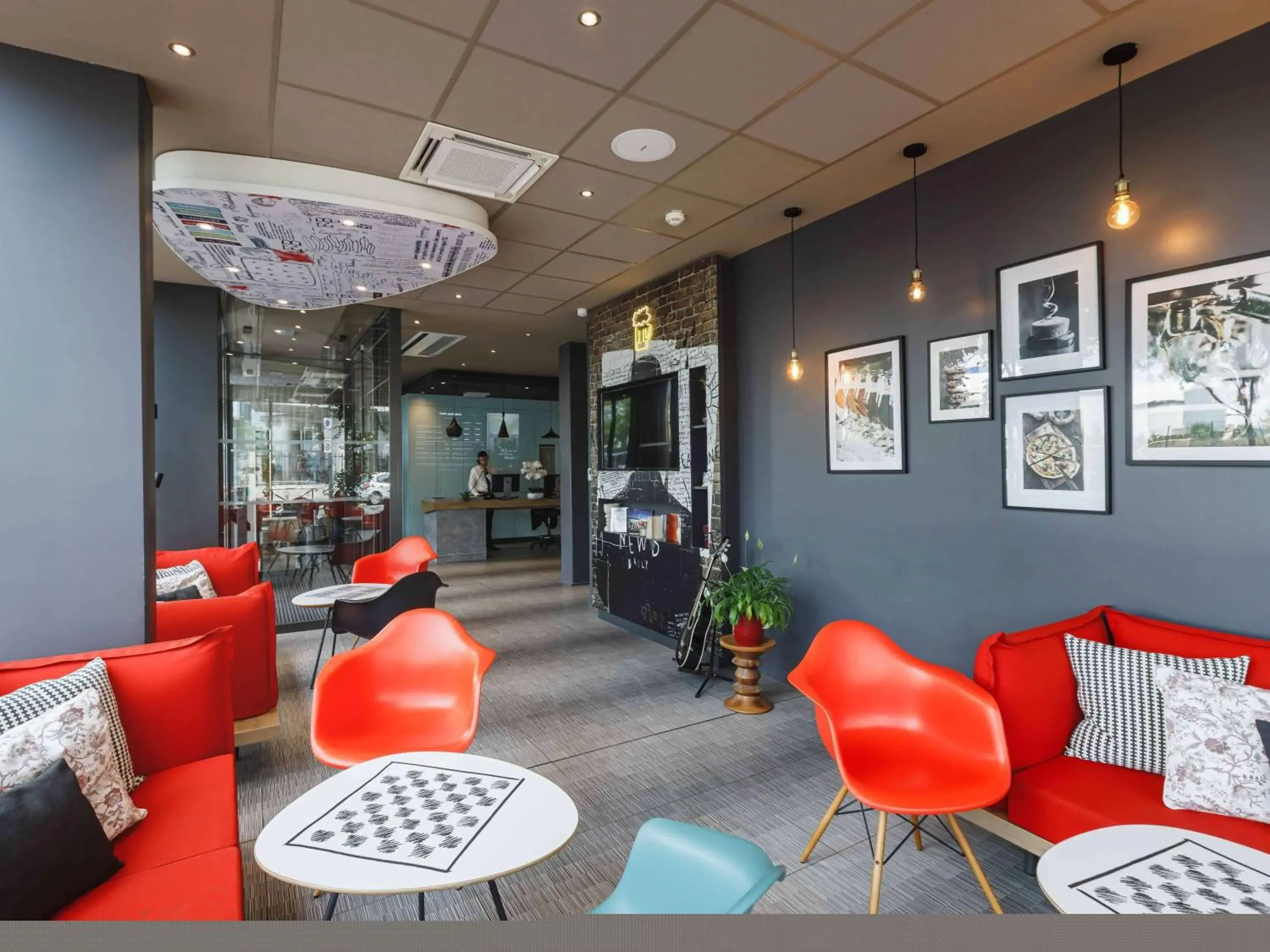 Lounge or bar in ibis Lyon Carre De Soie Lounge or bar in ibis Lyon Carre De Soie