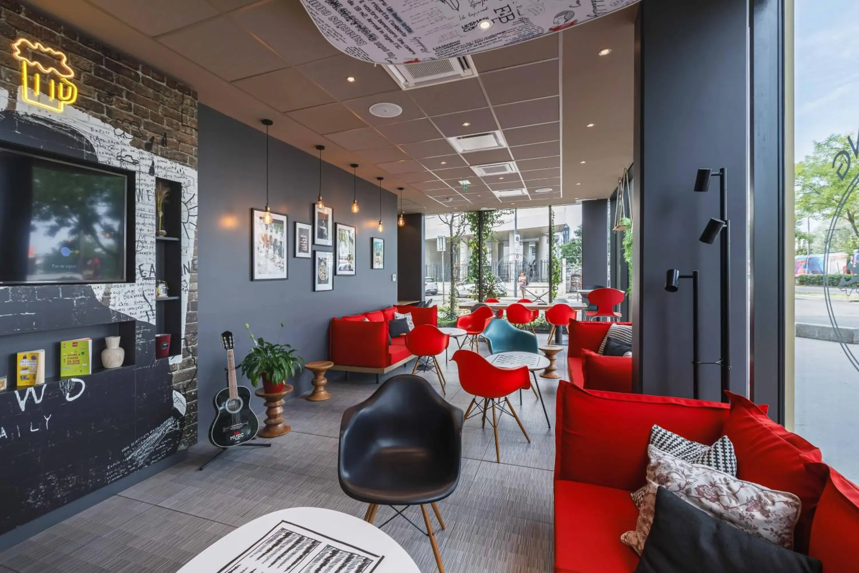 Lounge or bar in ibis Lyon Carre De Soie Lounge or bar in ibis Lyon Carre De Soie