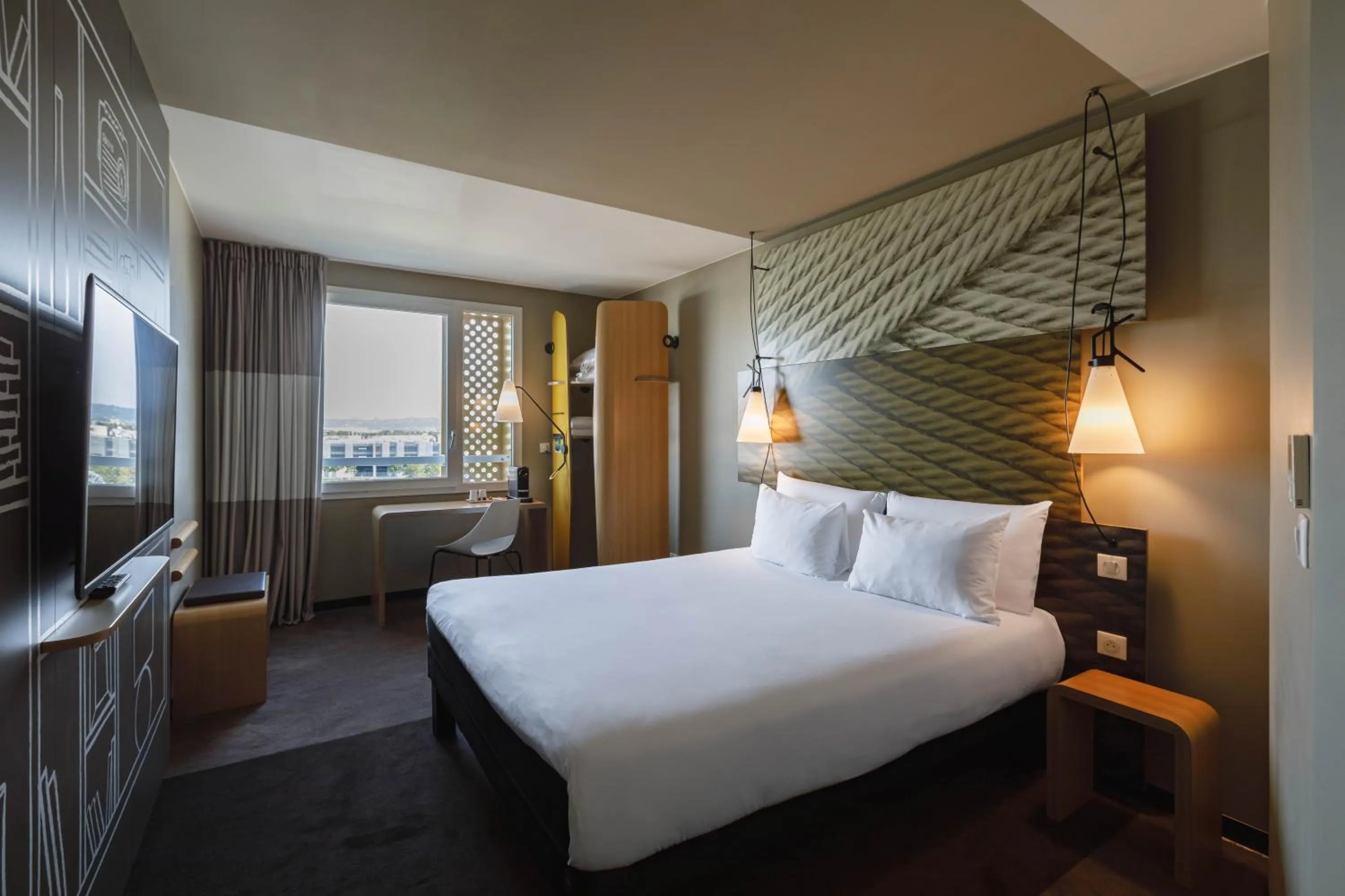 Bedroom, Bed in ibis Lyon Carre De Soie