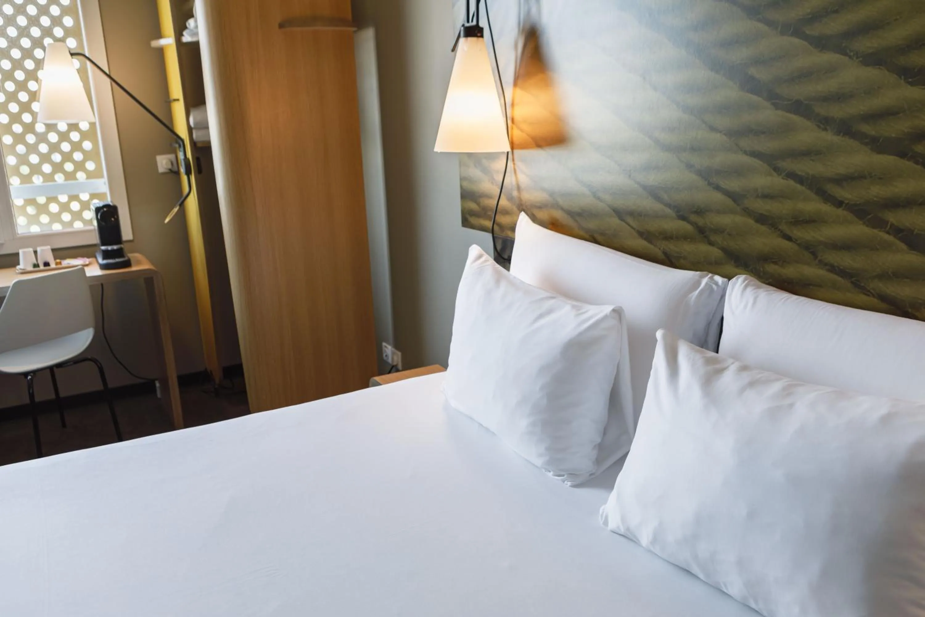 Bedroom, Bed in ibis Lyon Carre De Soie