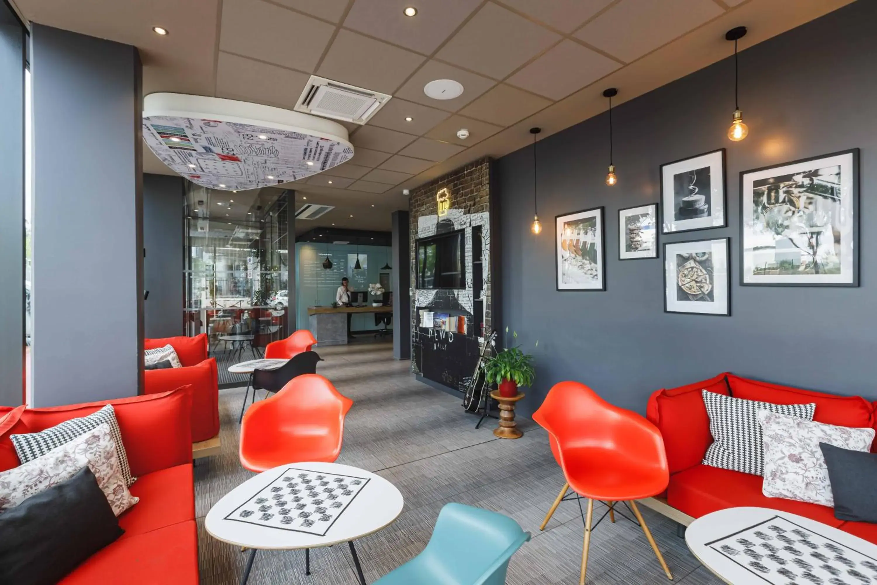 Lounge or bar in ibis Lyon Carre De Soie Lounge or bar in ibis Lyon Carre De Soie