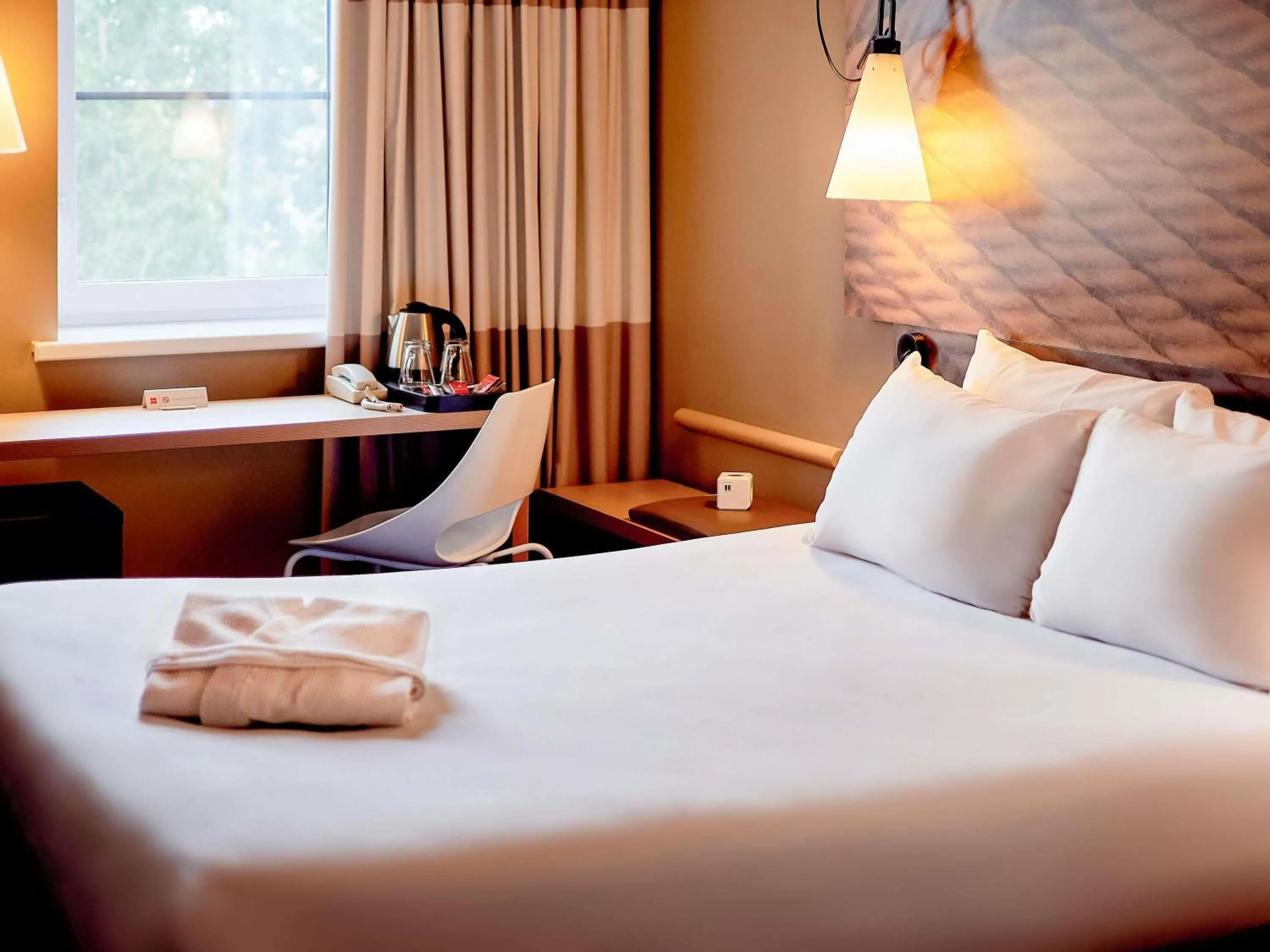 Bedroom, Bed in ibis Lyon Carre De Soie