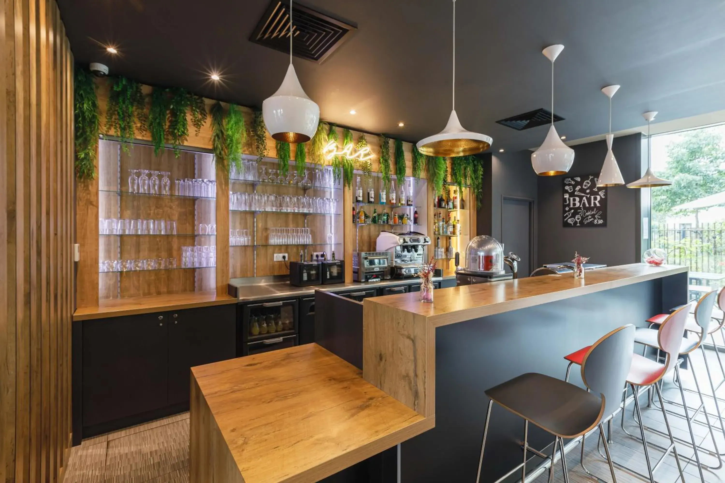 Lounge or bar in ibis Lyon Carre De Soie Lounge or bar in ibis Lyon Carre De Soie