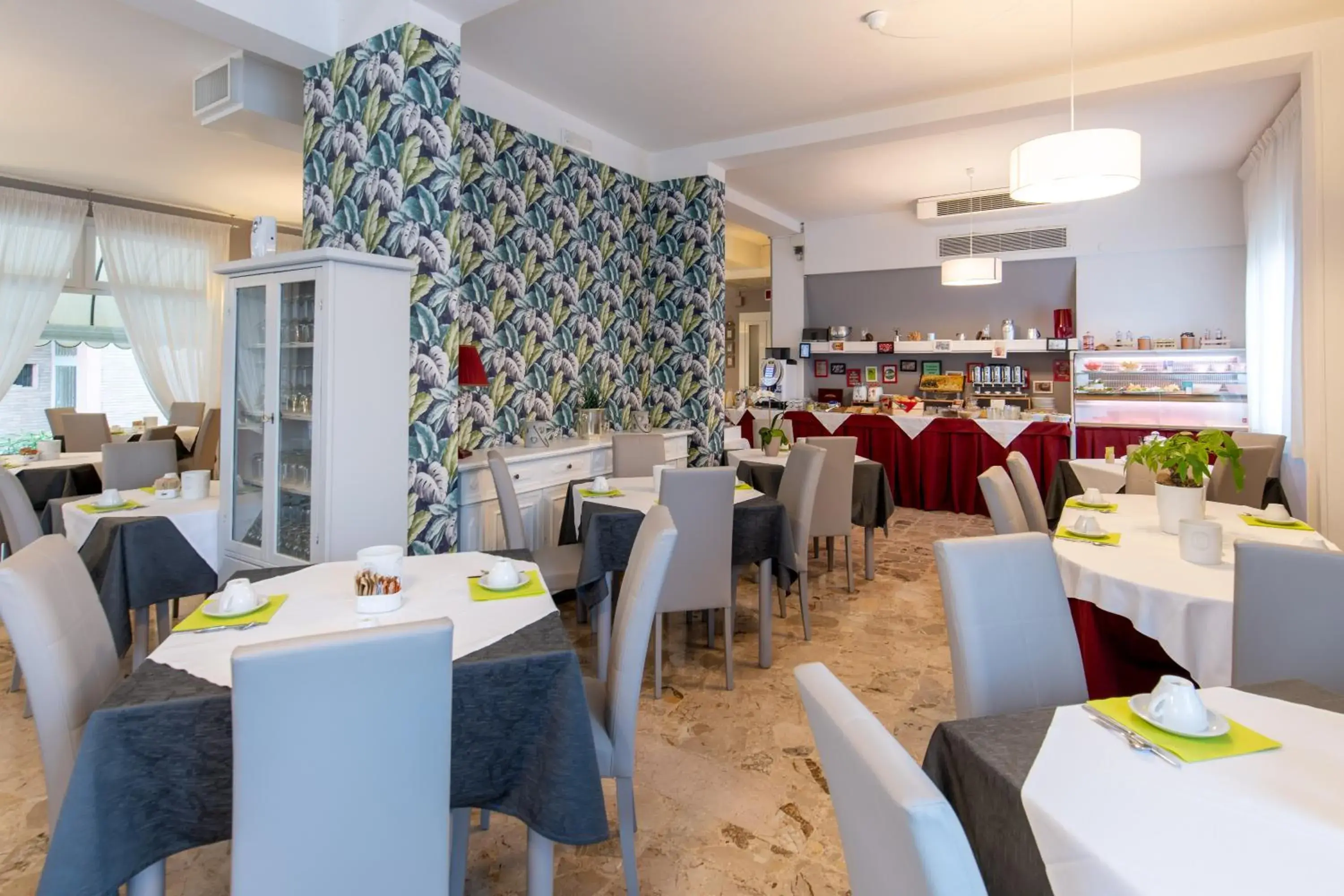 Restaurant/Places to Eat in Hotel Anny