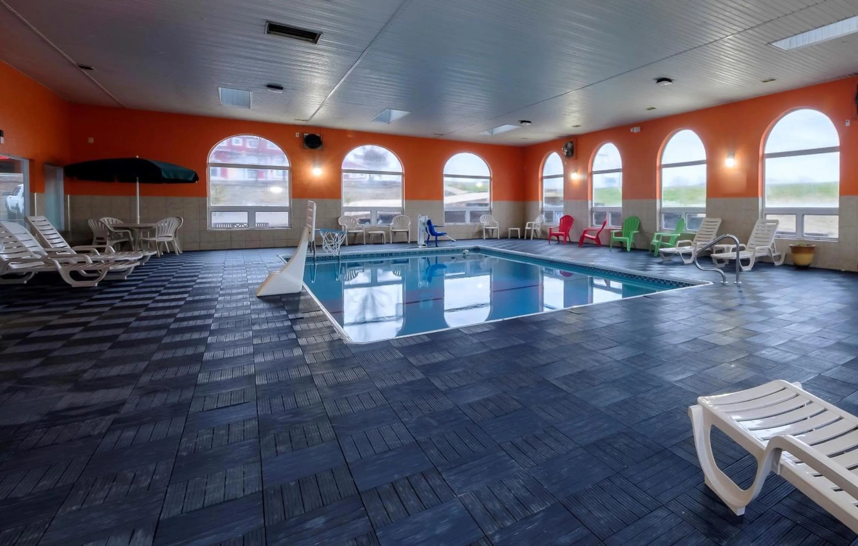 Swimming pool in Red Roof Inn Osage Beach - Lake of the Ozarks