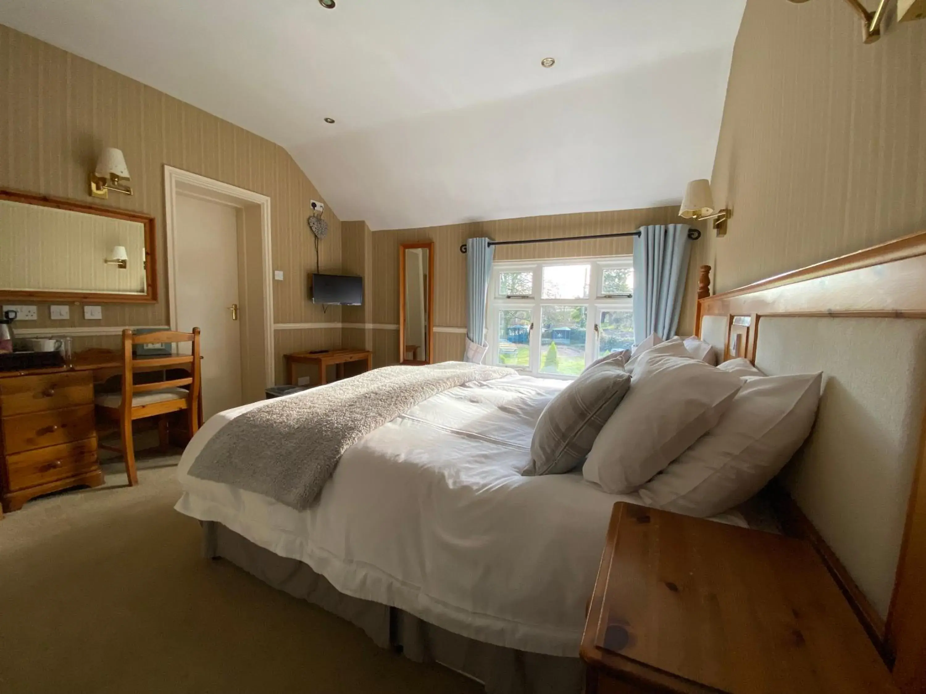Double or Twin Room with Garden View in The Egerton Arms Astbury Double or Twin Room with Garden View in The Egerton Arms Astbury