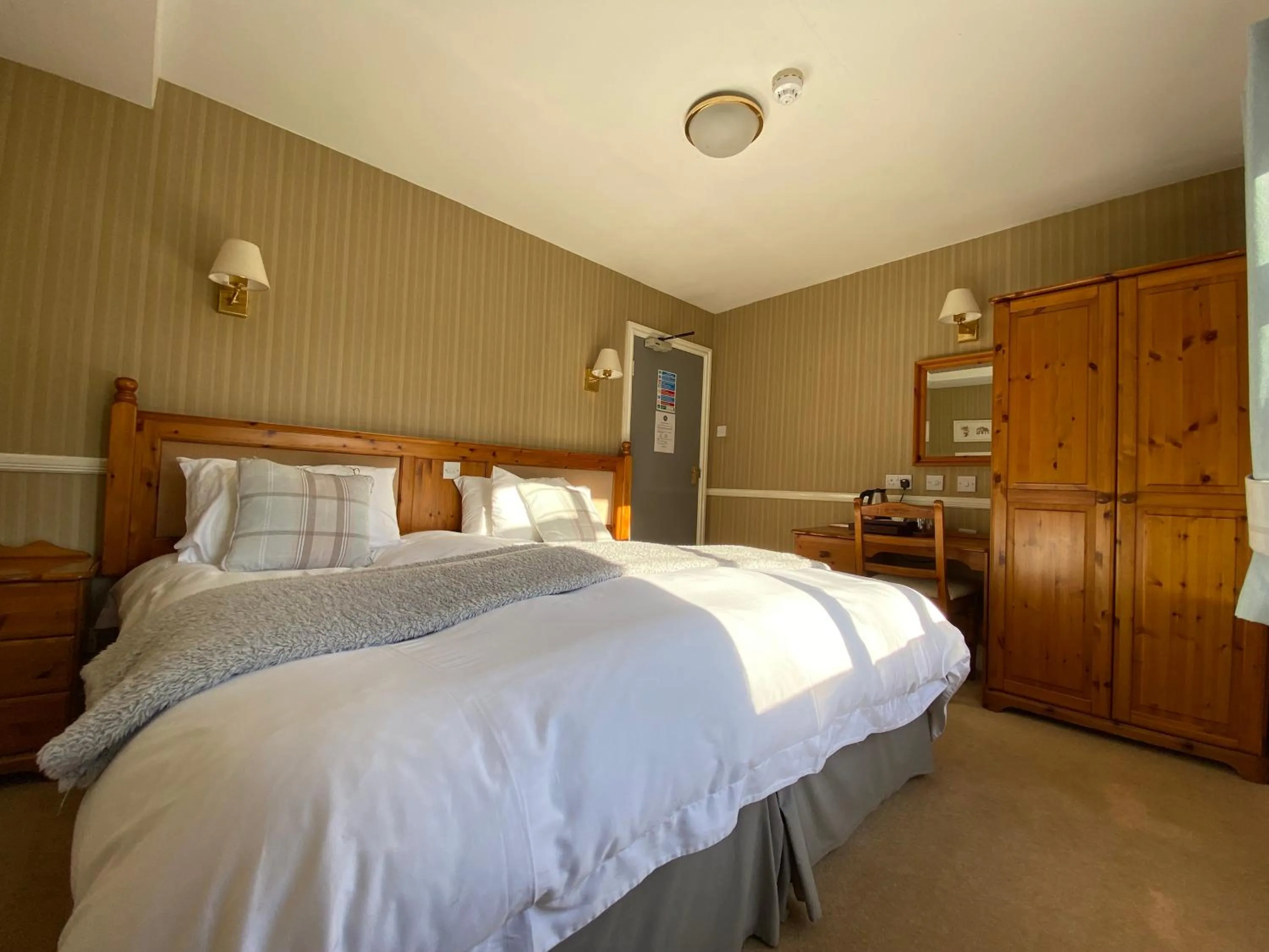 Bedroom, Bed in The Egerton Arms Astbury