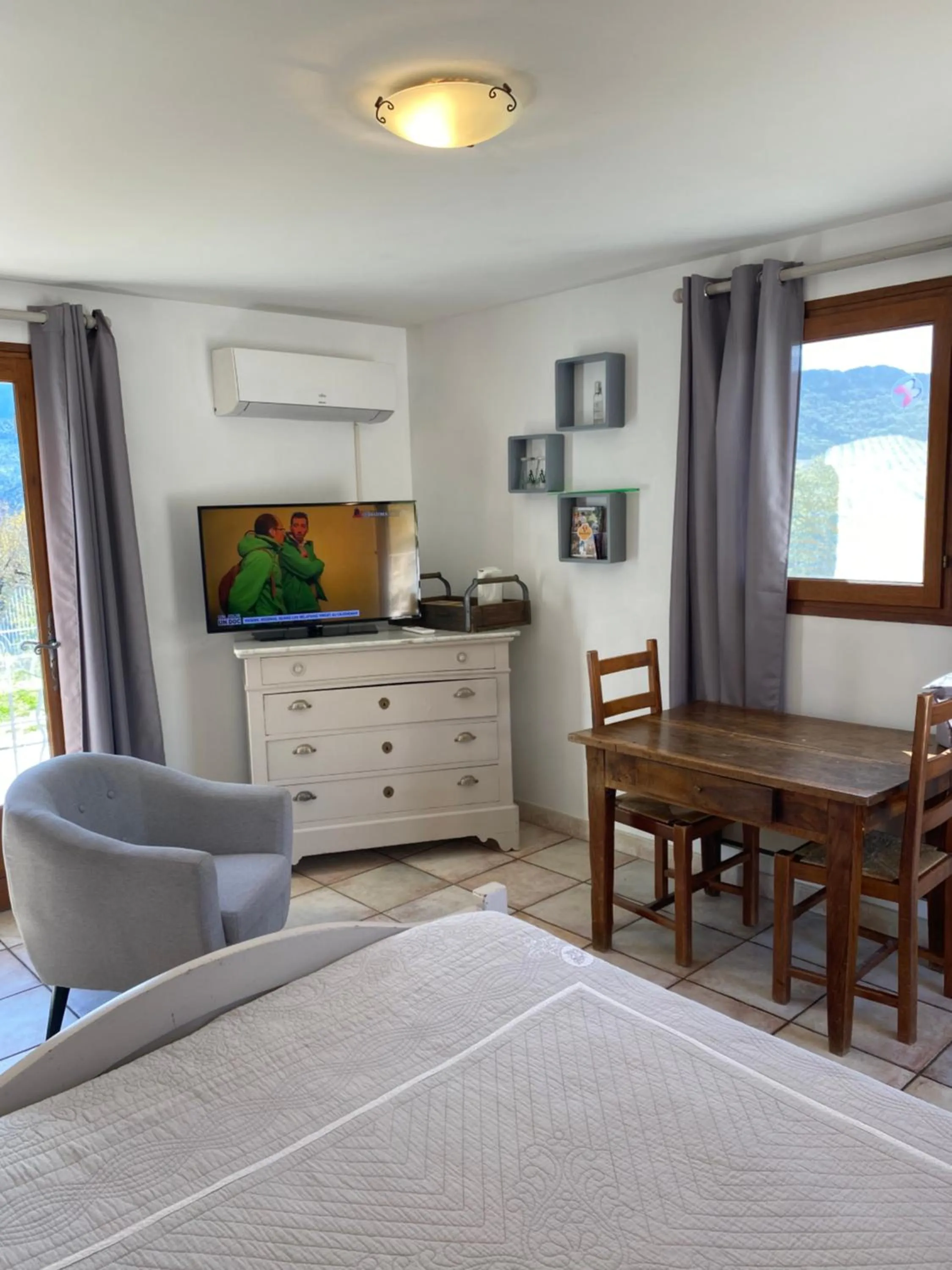 Chambre une fenêtre sur le Ventoux la Clue