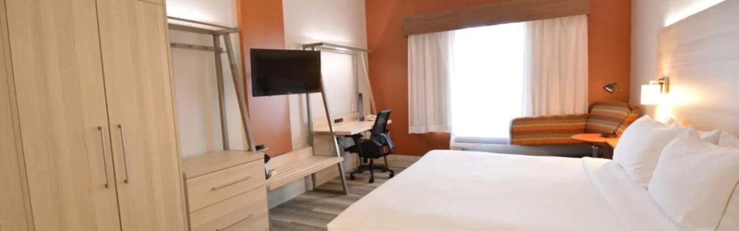 Bed in Holiday Inn Express Toledo-Oregon by IHG