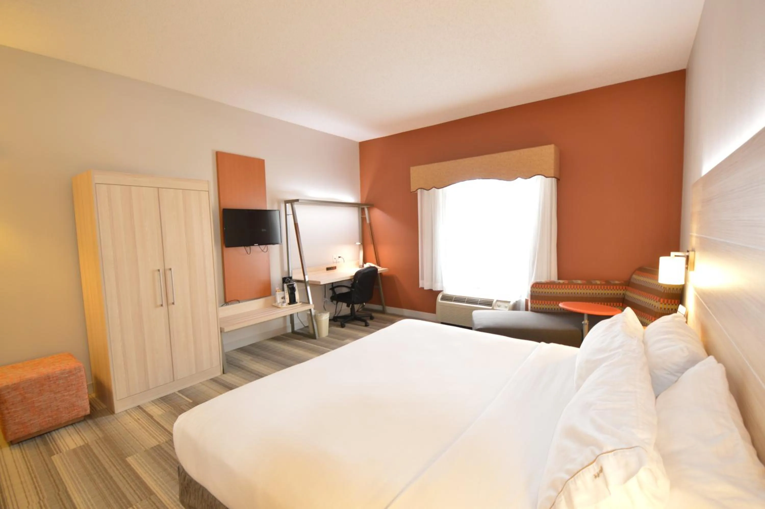 Photo of the whole room, Bed in Holiday Inn Express Toledo-Oregon by IHG