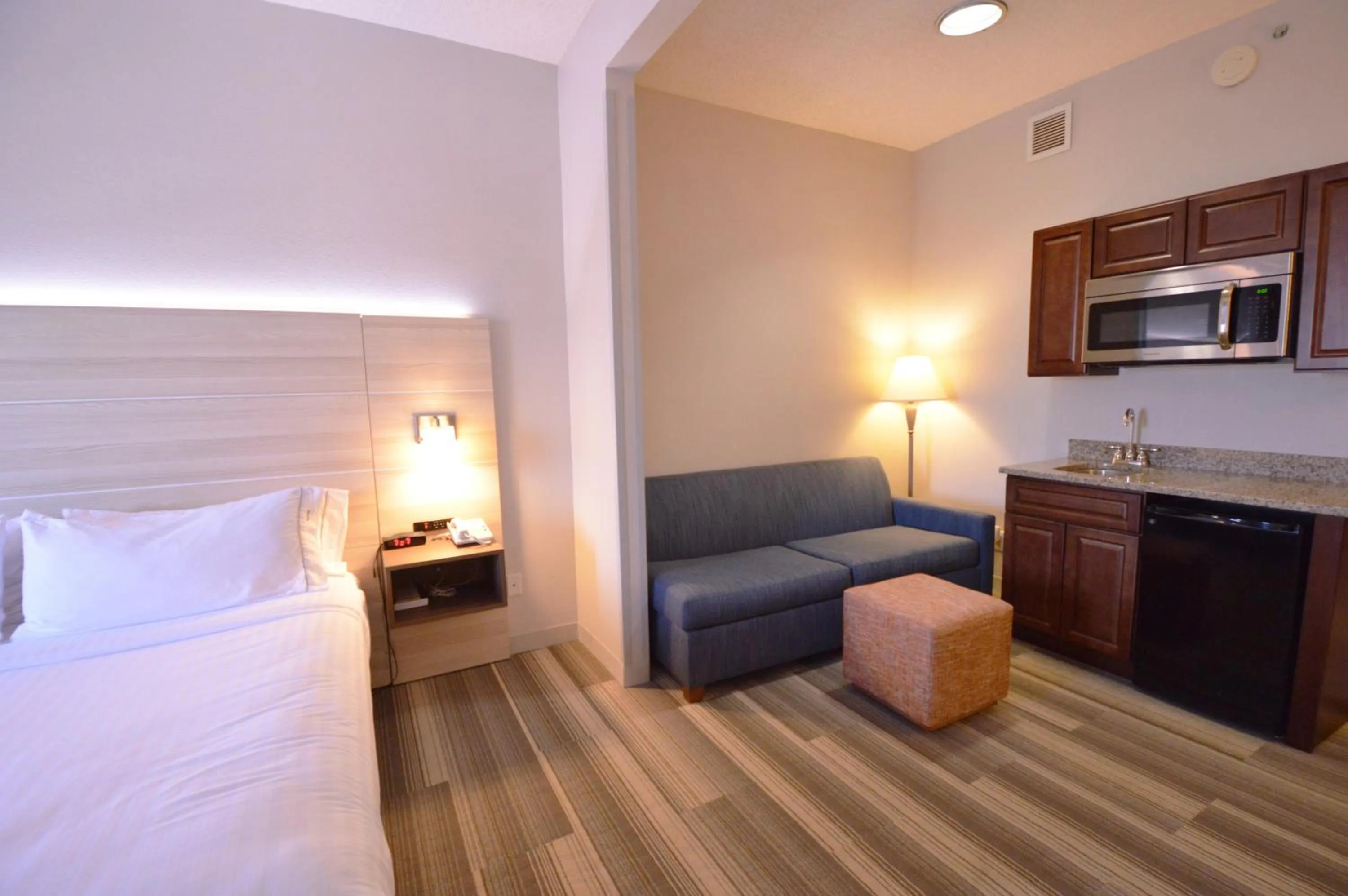 Photo of the whole room, Bed in Holiday Inn Express Toledo-Oregon by IHG