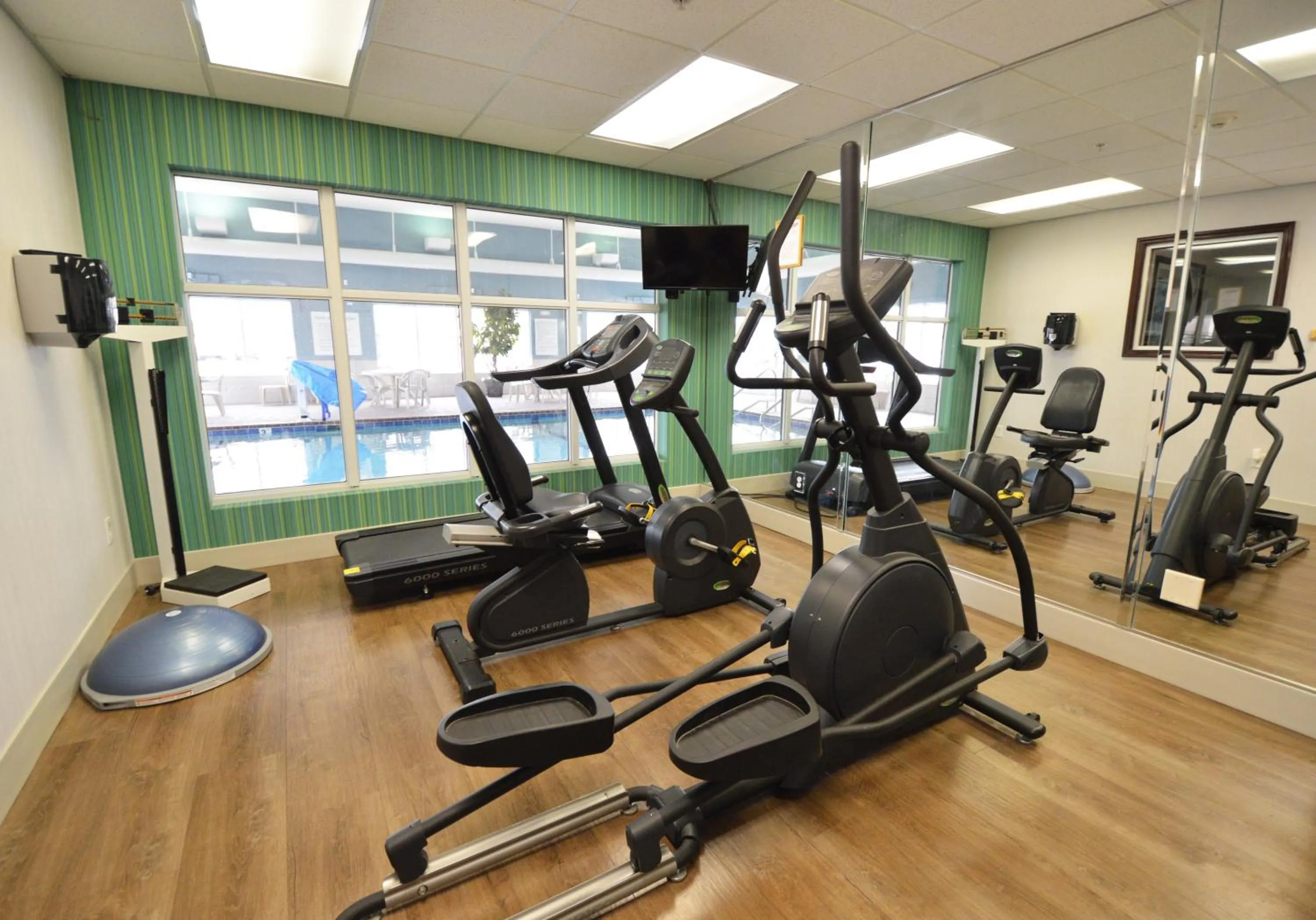Fitness centre/facilities in Holiday Inn Express Toledo-Oregon by IHG