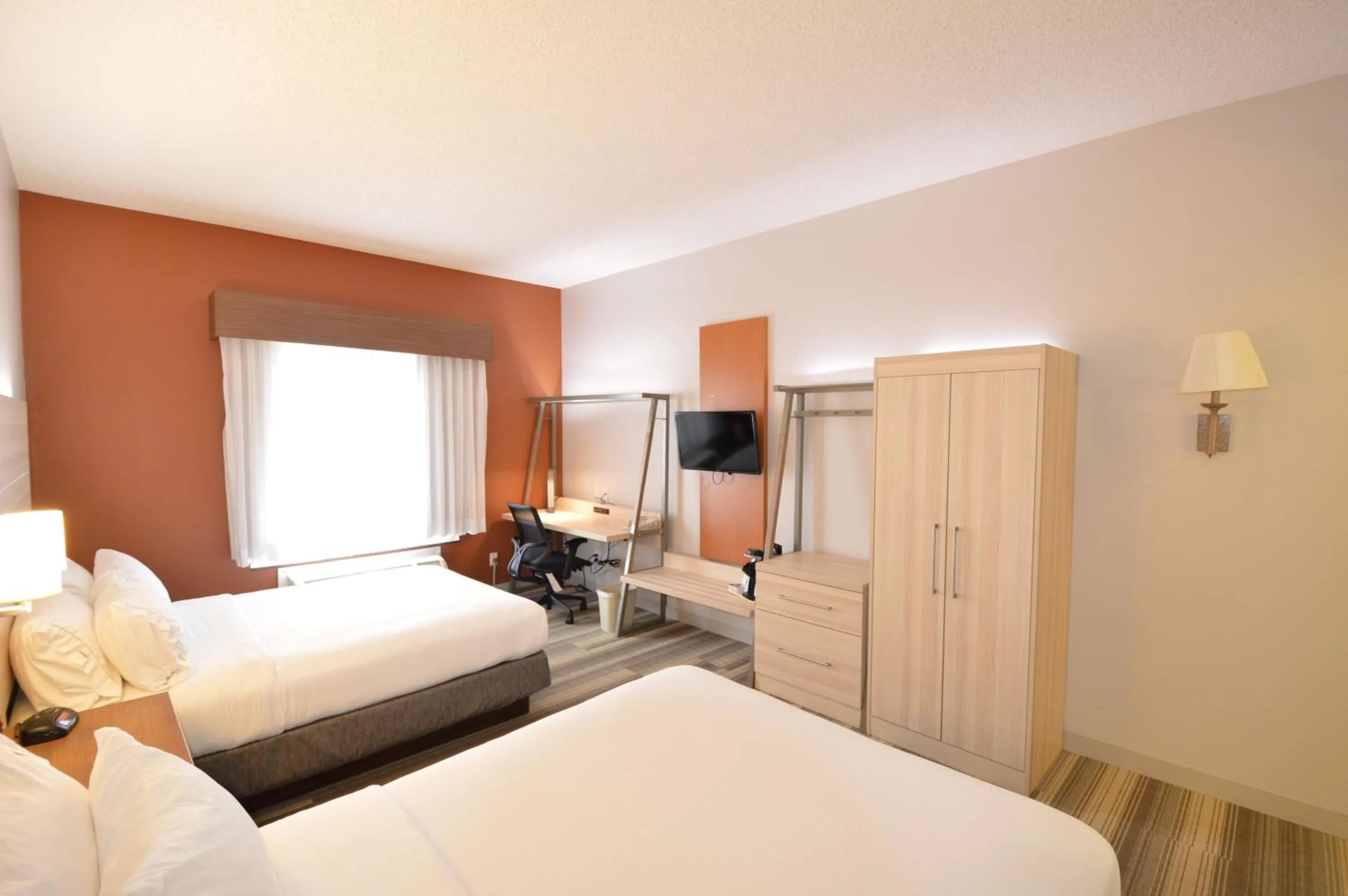 Photo of the whole room, Bed in Holiday Inn Express Toledo-Oregon by IHG