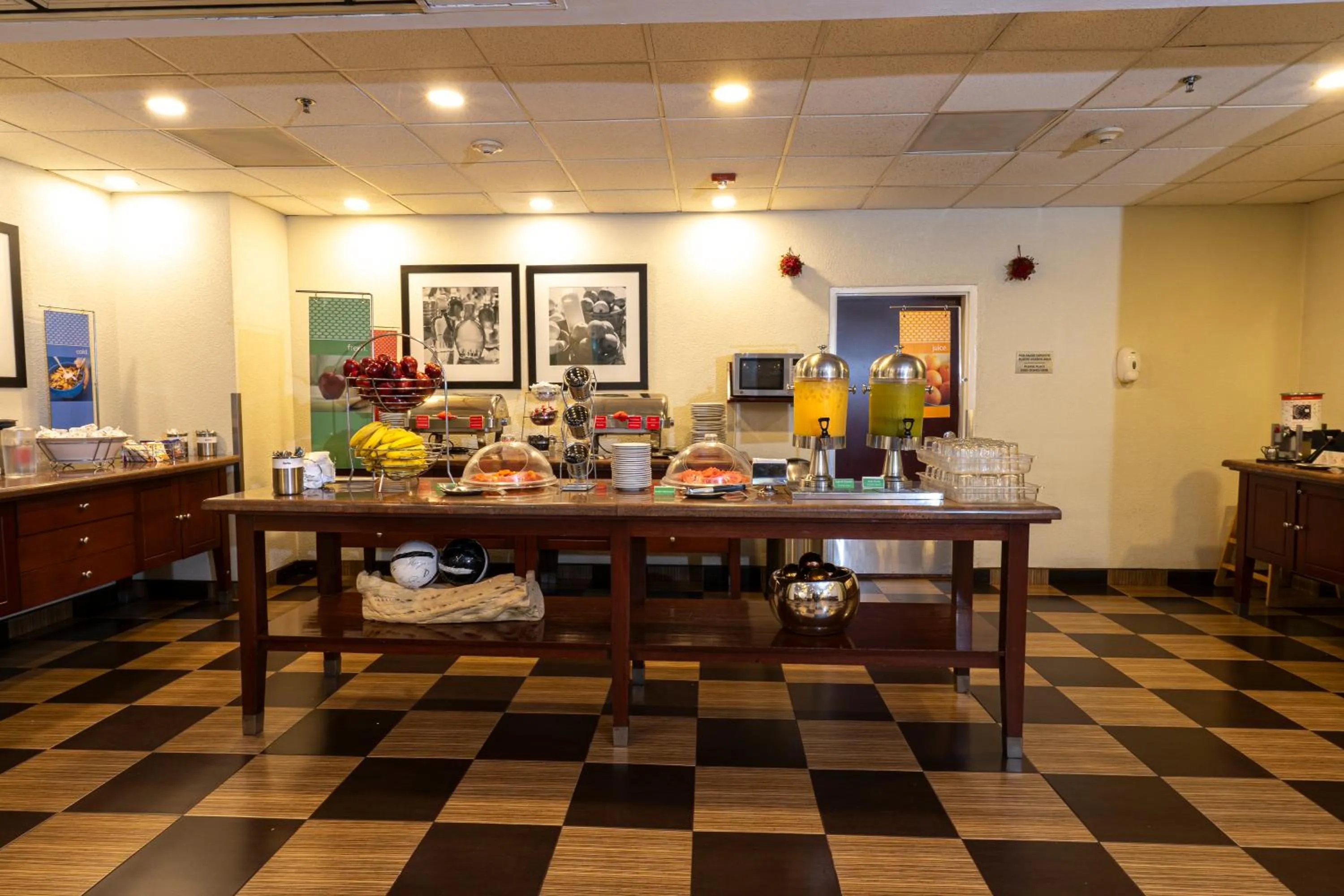 Buffet breakfast in Hampton Inn by Hilton Guadalajara-Aeropuerto