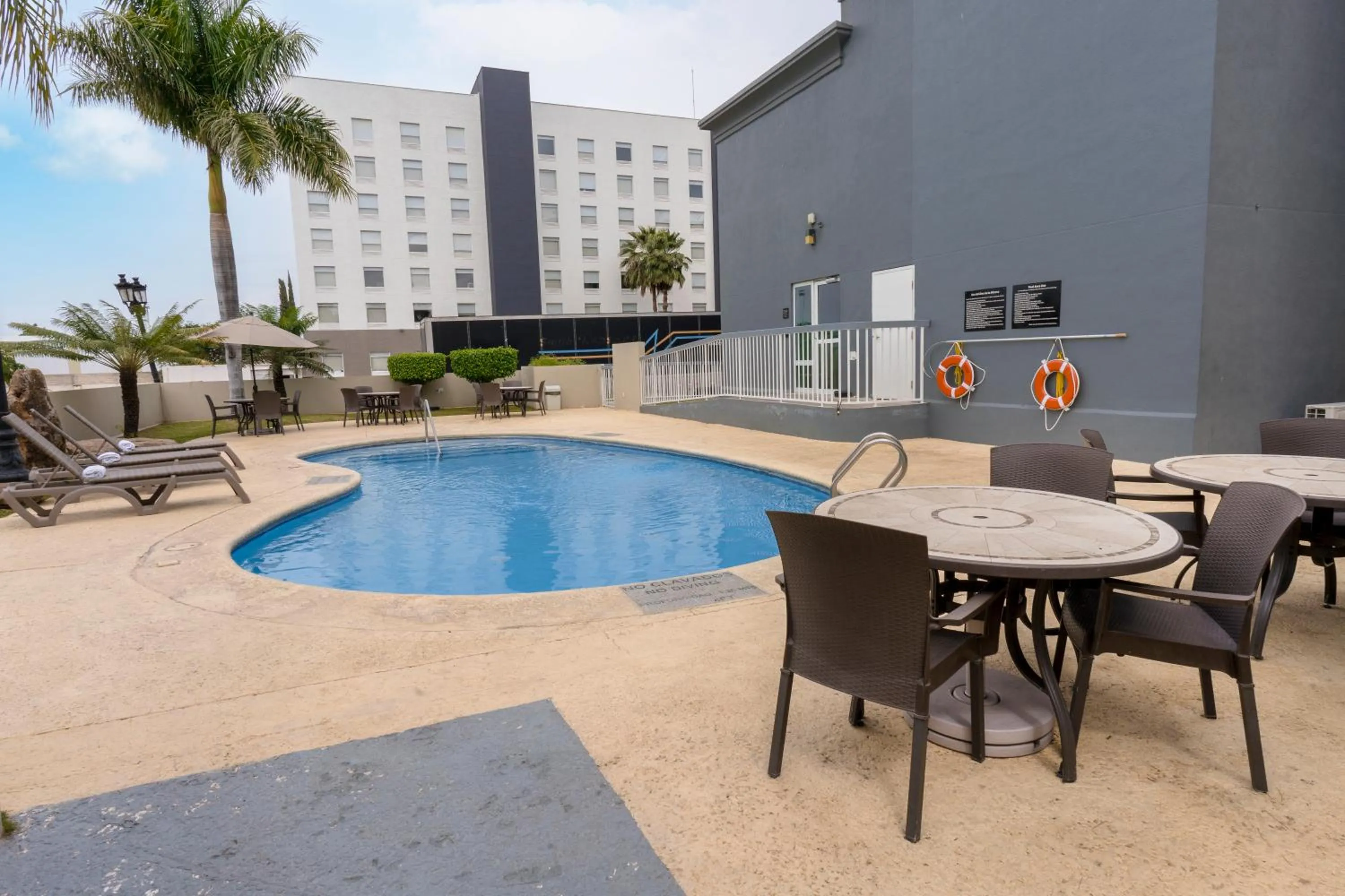 Property building in Hampton Inn by Hilton Guadalajara-Aeropuerto