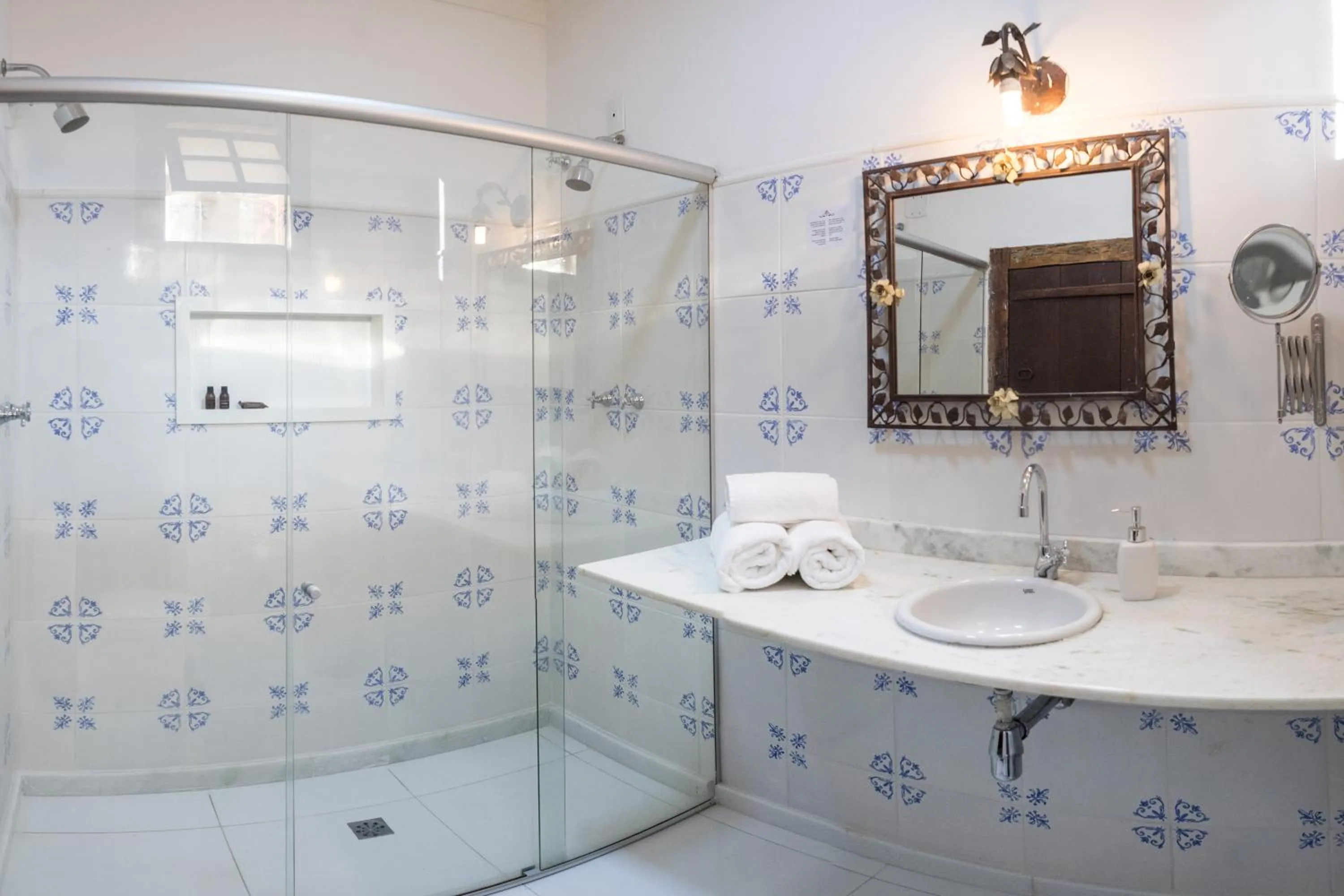 Shower in Pouso da Torre