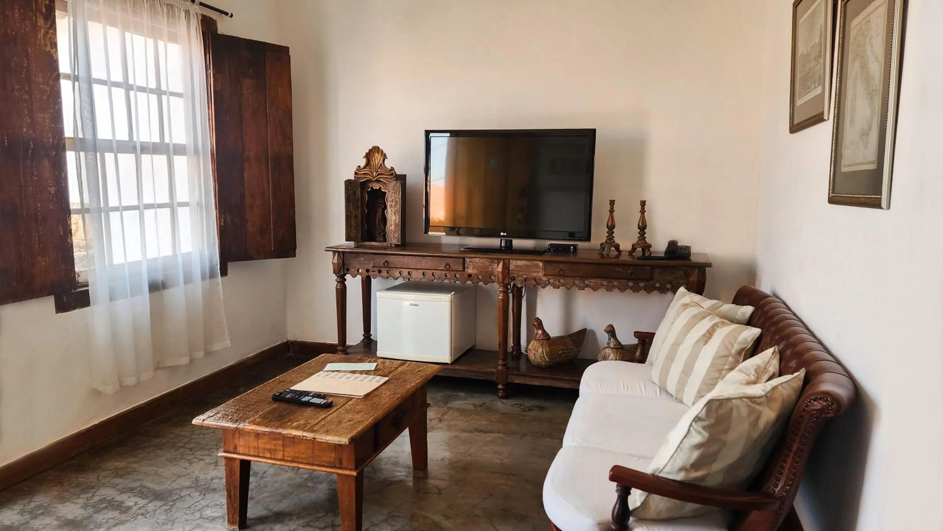 Communal lounge/ TV room in Pouso da Torre