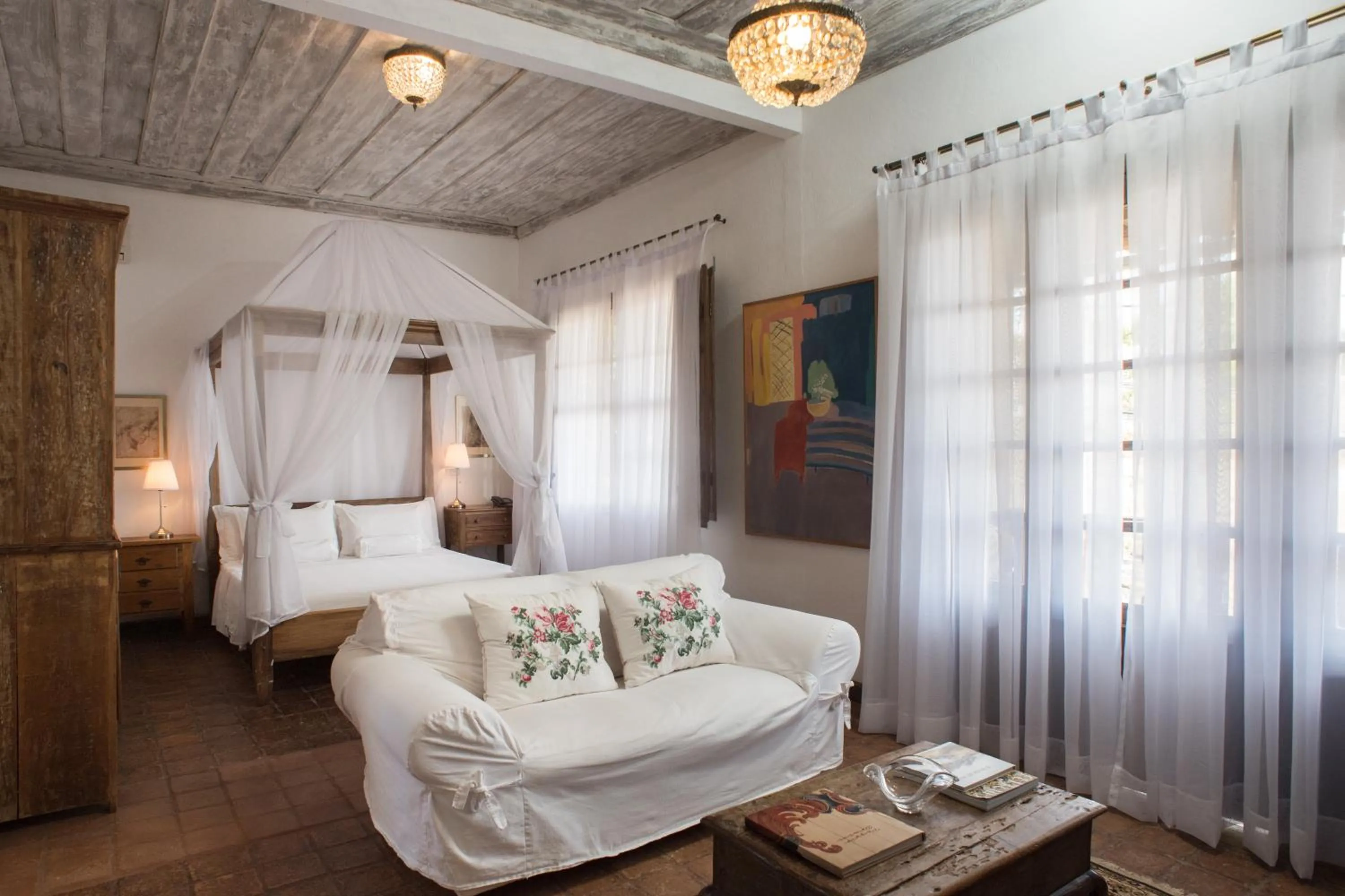 Communal lounge/ TV room in Pouso da Torre