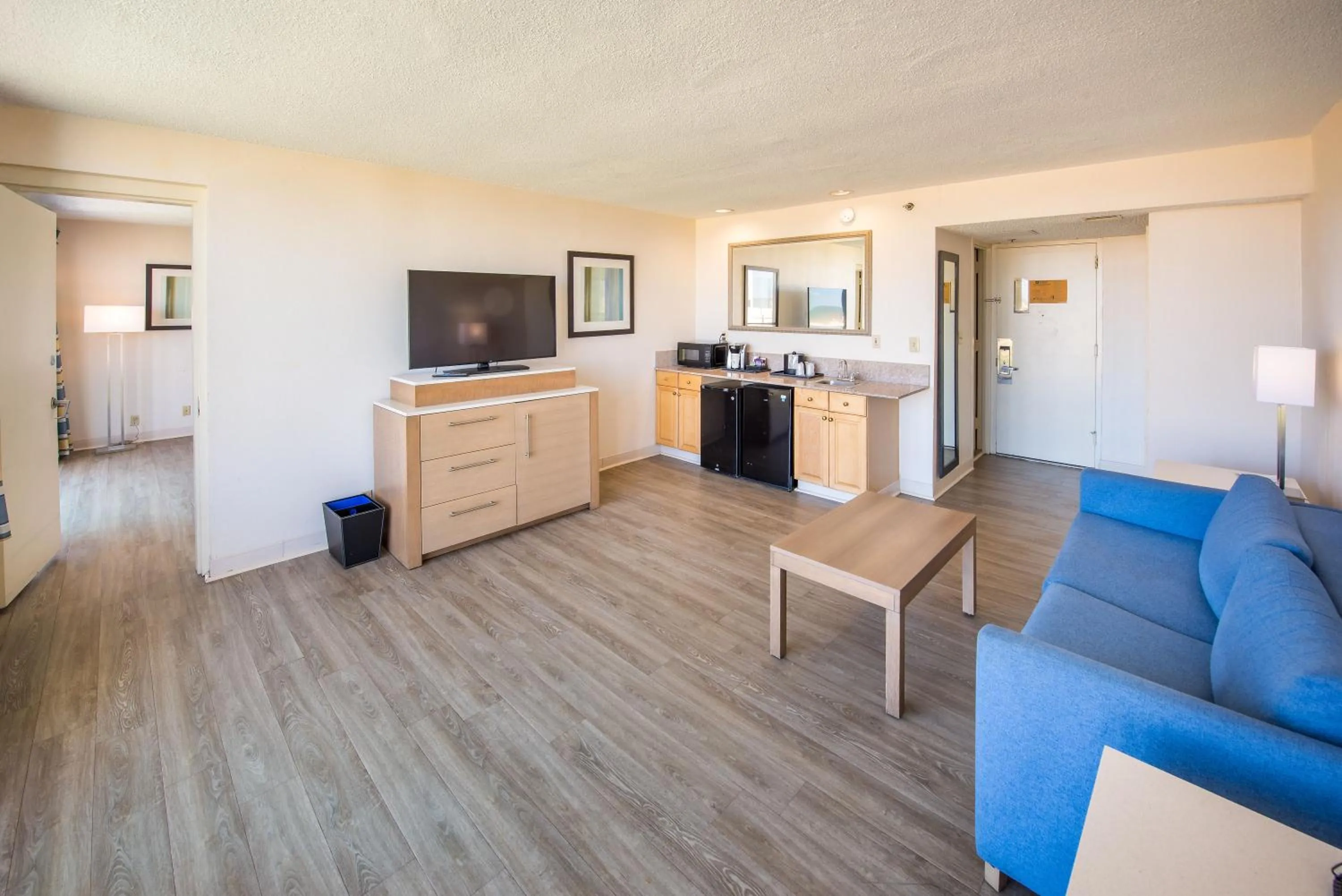 Living room in Wyndham Virginia Beach Oceanfront