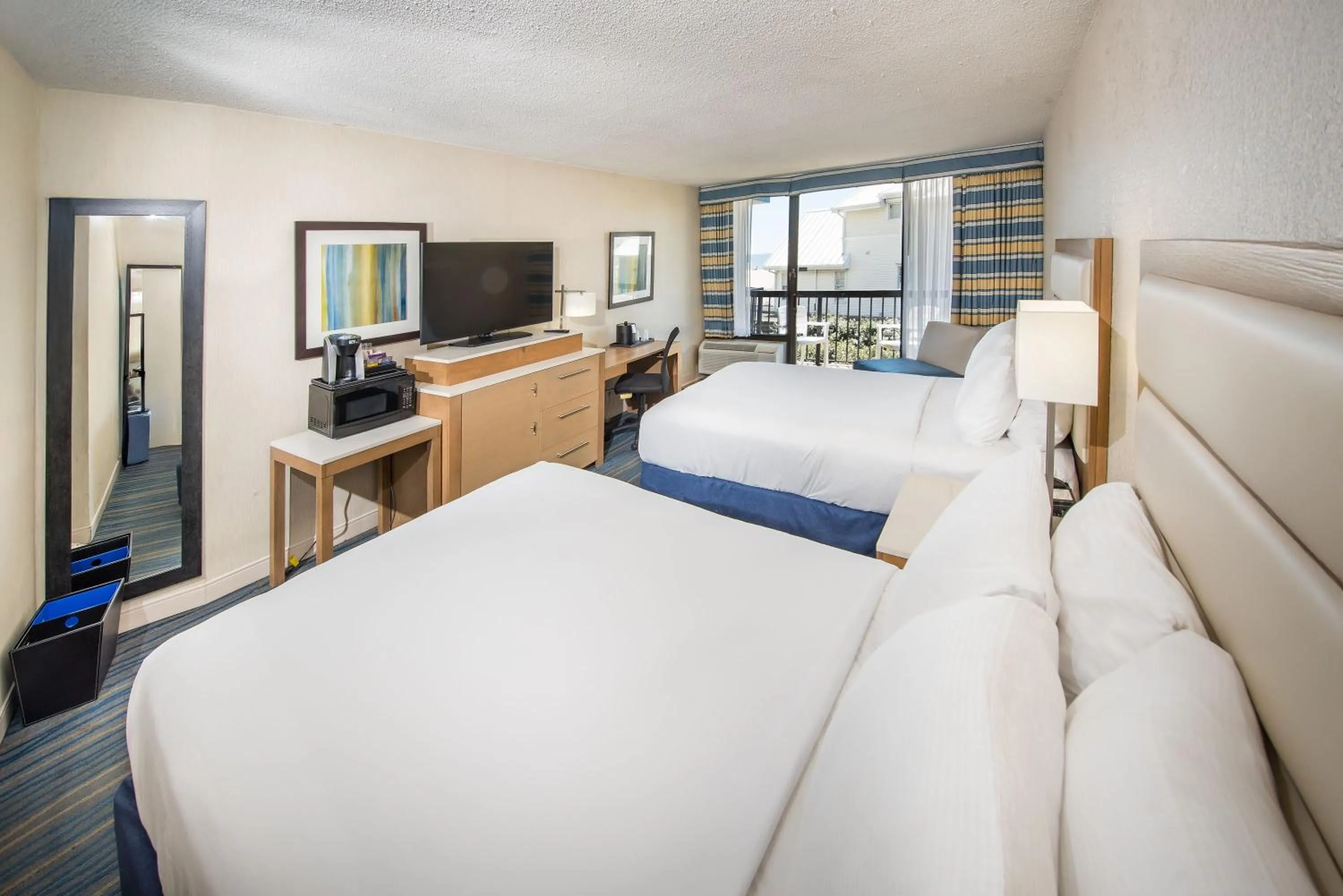 Bed in Wyndham Virginia Beach Oceanfront