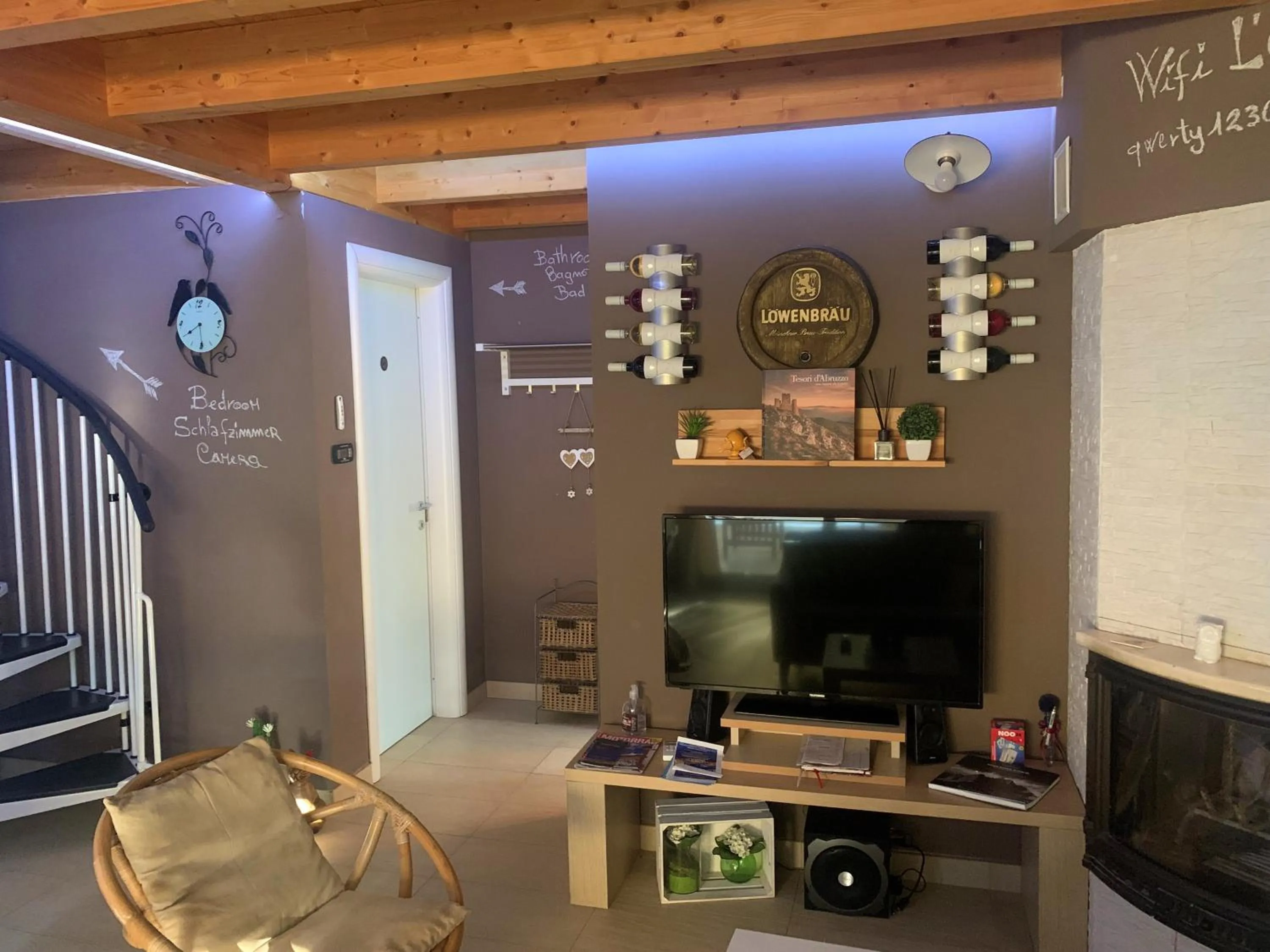 Communal lounge/ TV room in L' Ulivo Bed & Breakfast