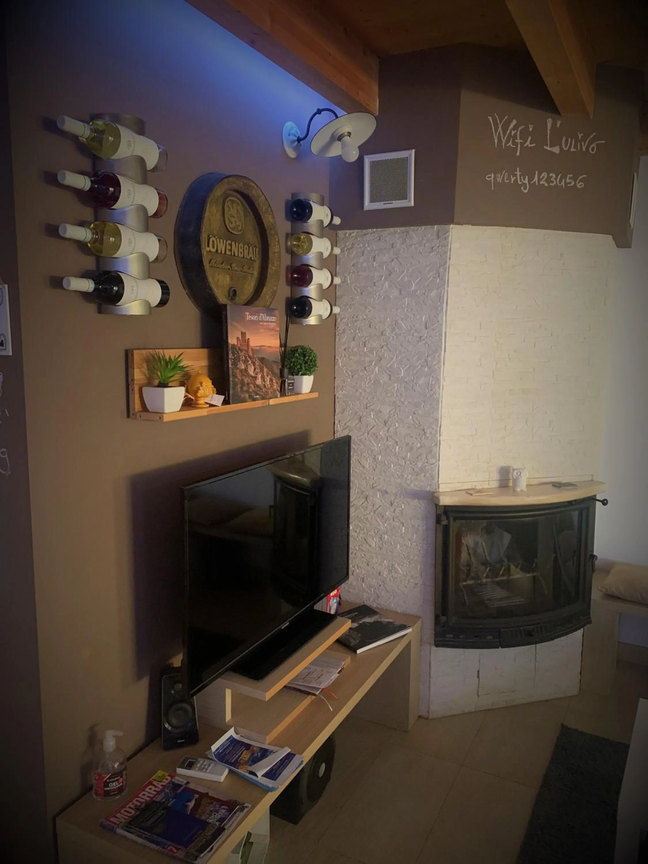 Communal lounge/ TV room in L' Ulivo Bed & Breakfast