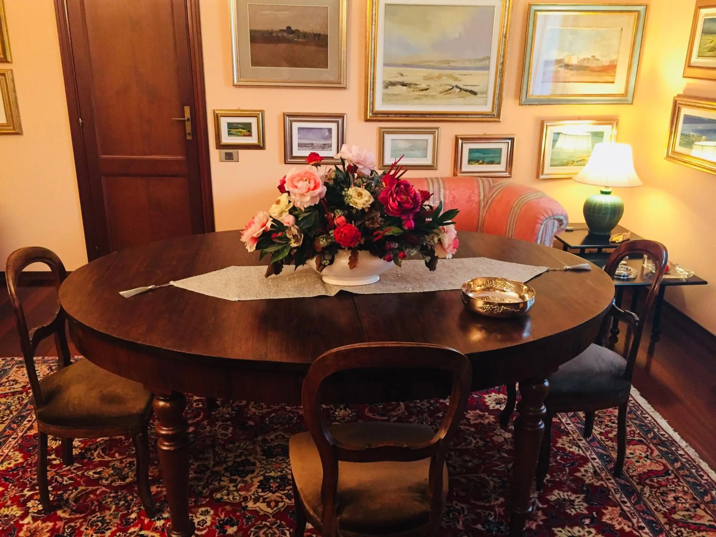 Restaurant/places to eat in Opera Deluxe