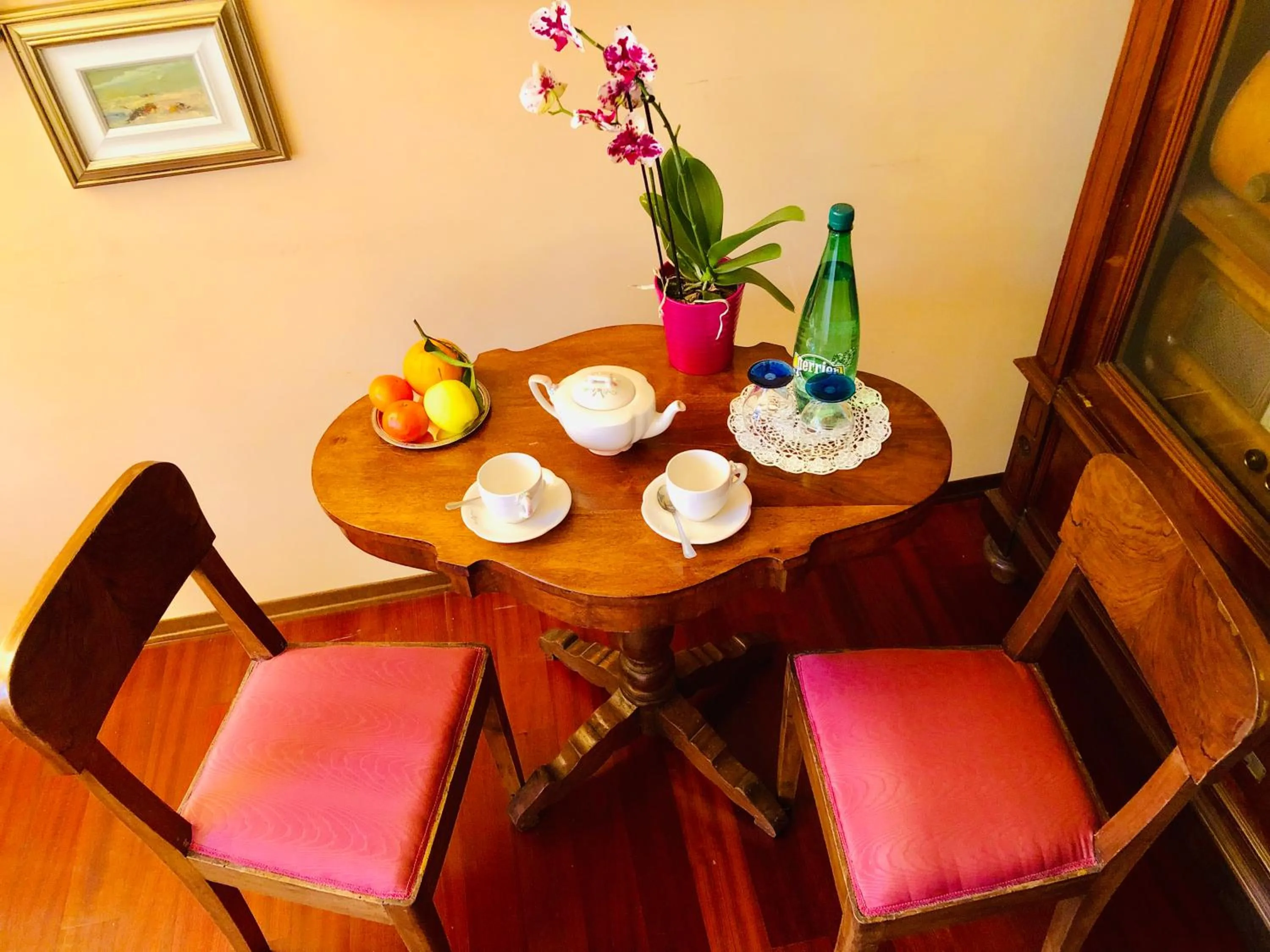 Seating area in Opera Deluxe