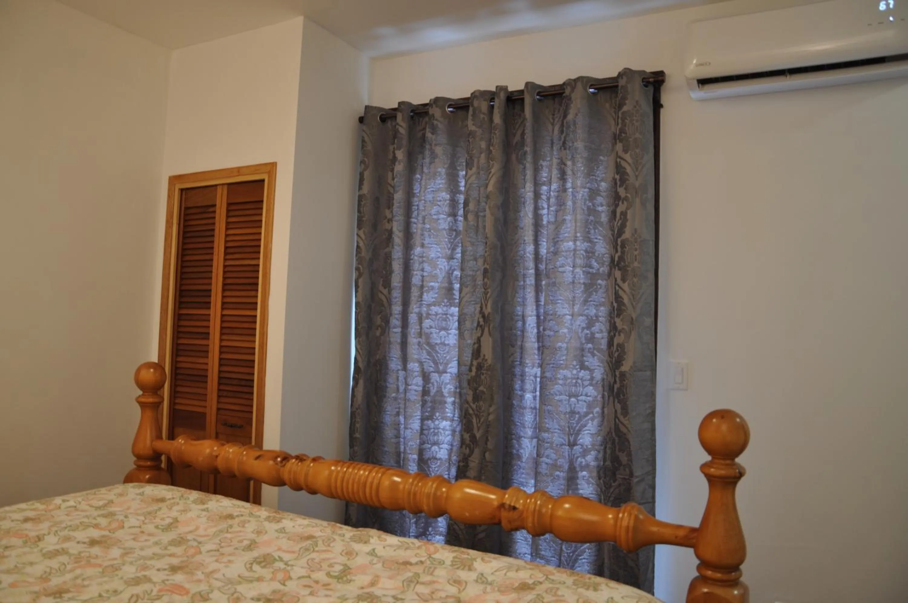 Bedroom, Bed in Ambassador's Inn Next Door