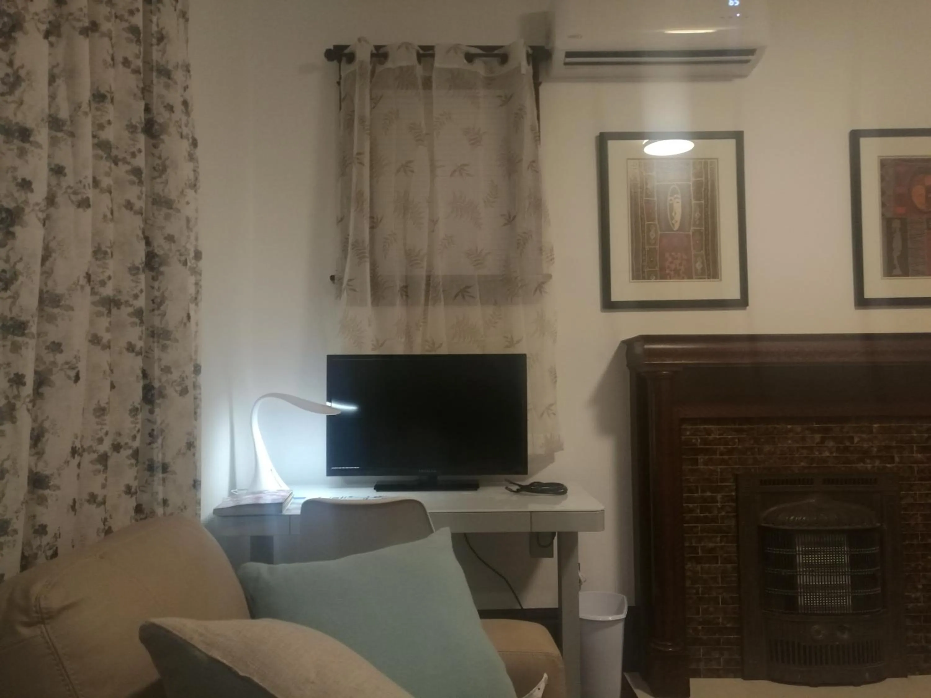 TV and multimedia in Ambassador's Inn Next Door