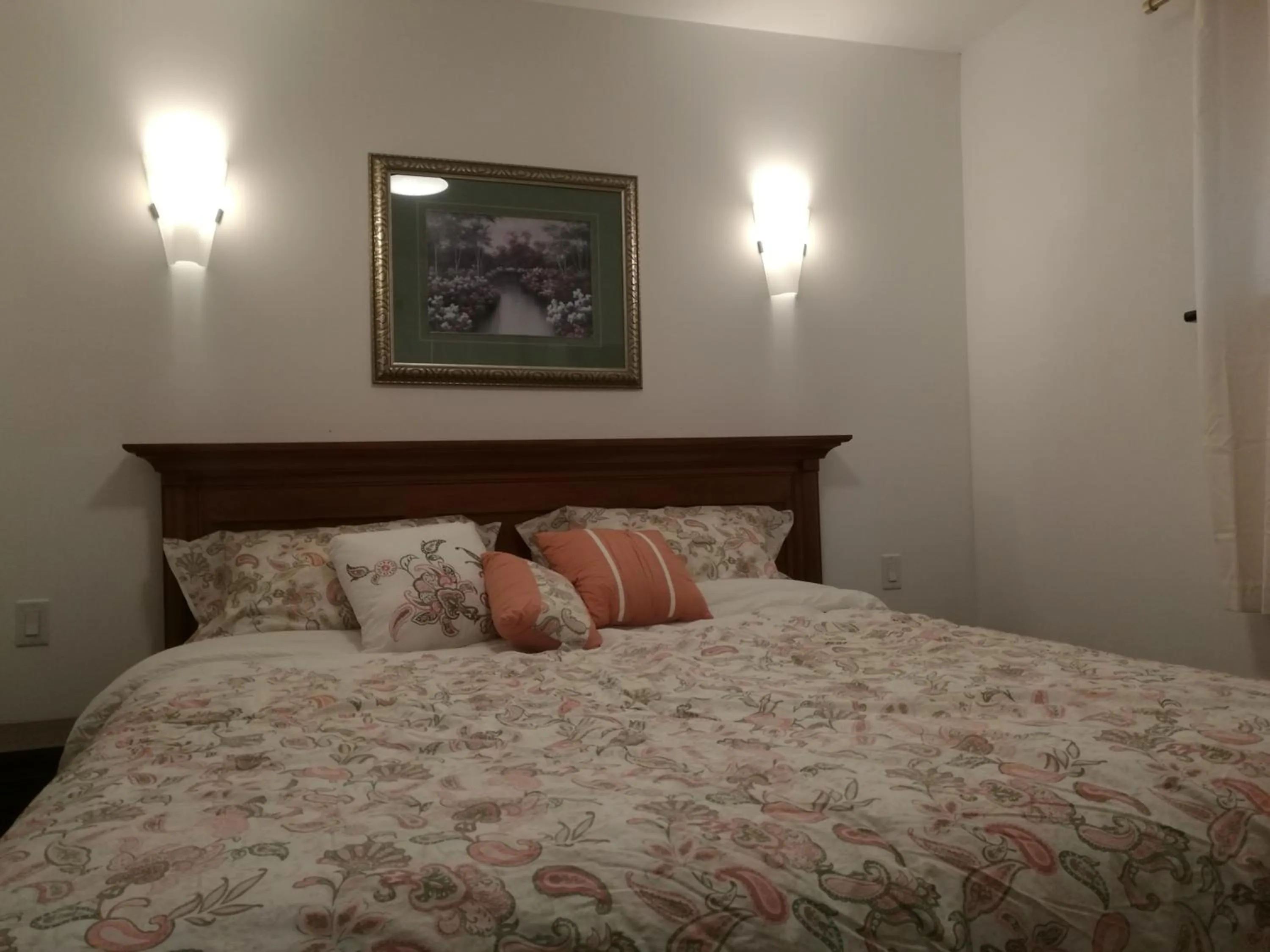 Bedroom, Bed in Ambassador's Inn Next Door