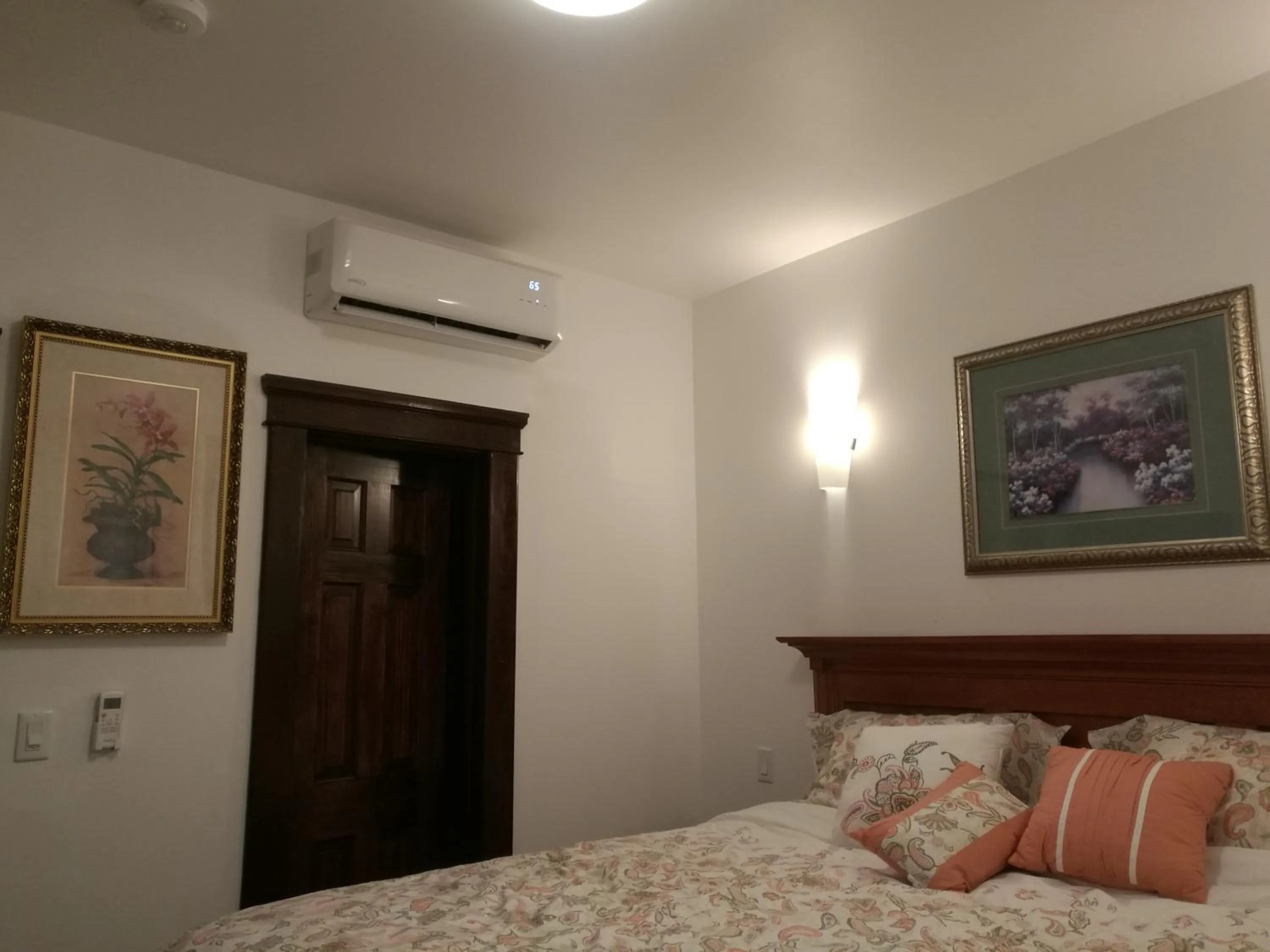 Bedroom, Bed in Ambassador's Inn Next Door