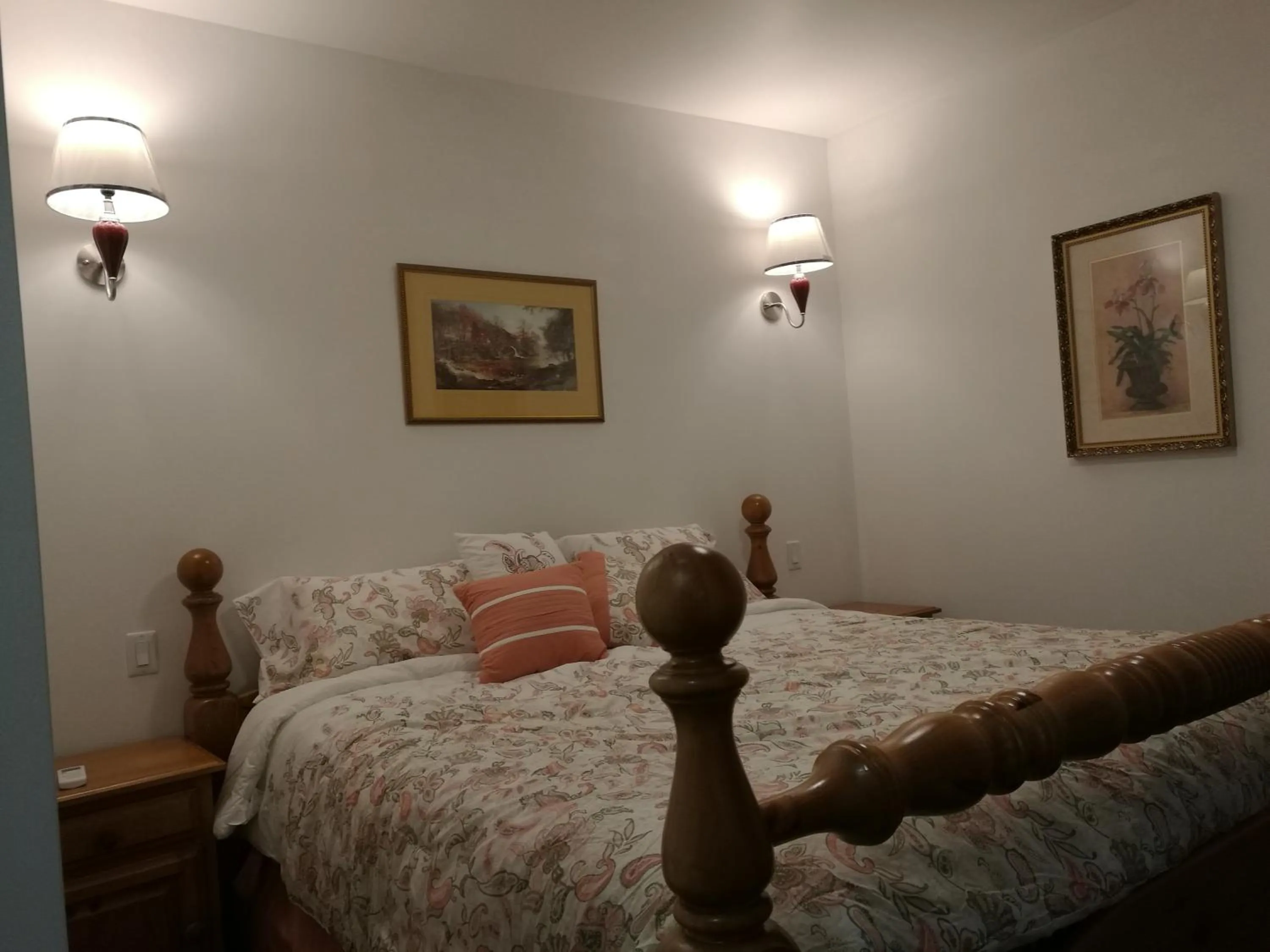 Bedroom, Bed in Ambassador's Inn Next Door