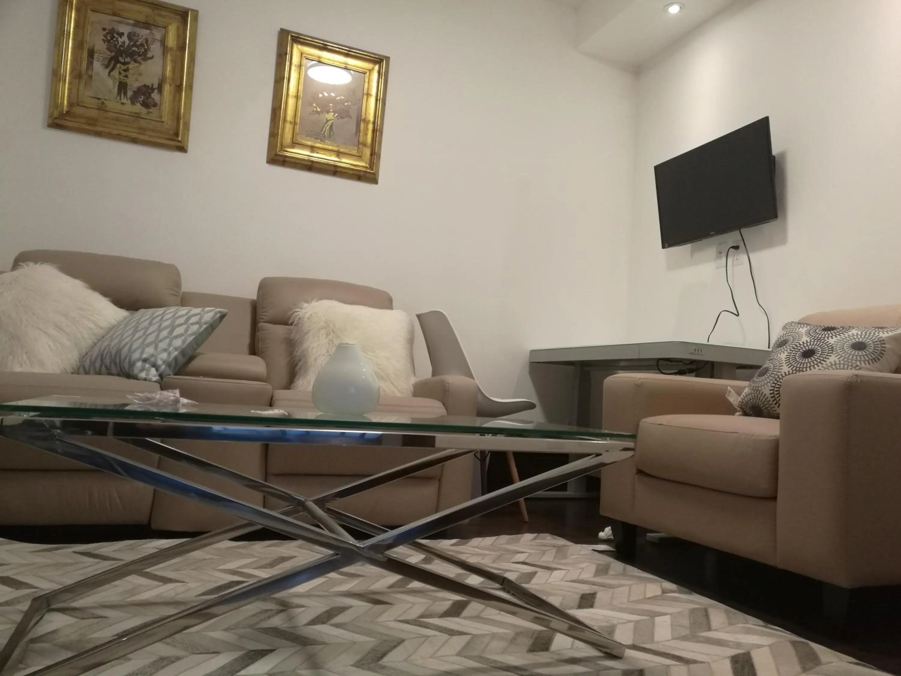 TV and multimedia in Ambassador's Inn Next Door