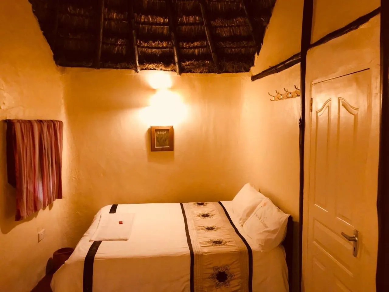 Photo of the whole room, Bed in The Great Circle Lodge