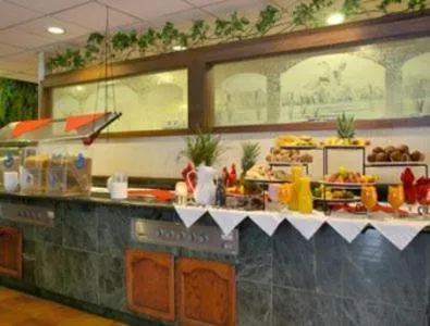 Restaurant/places to eat in Merced Inn & Suites