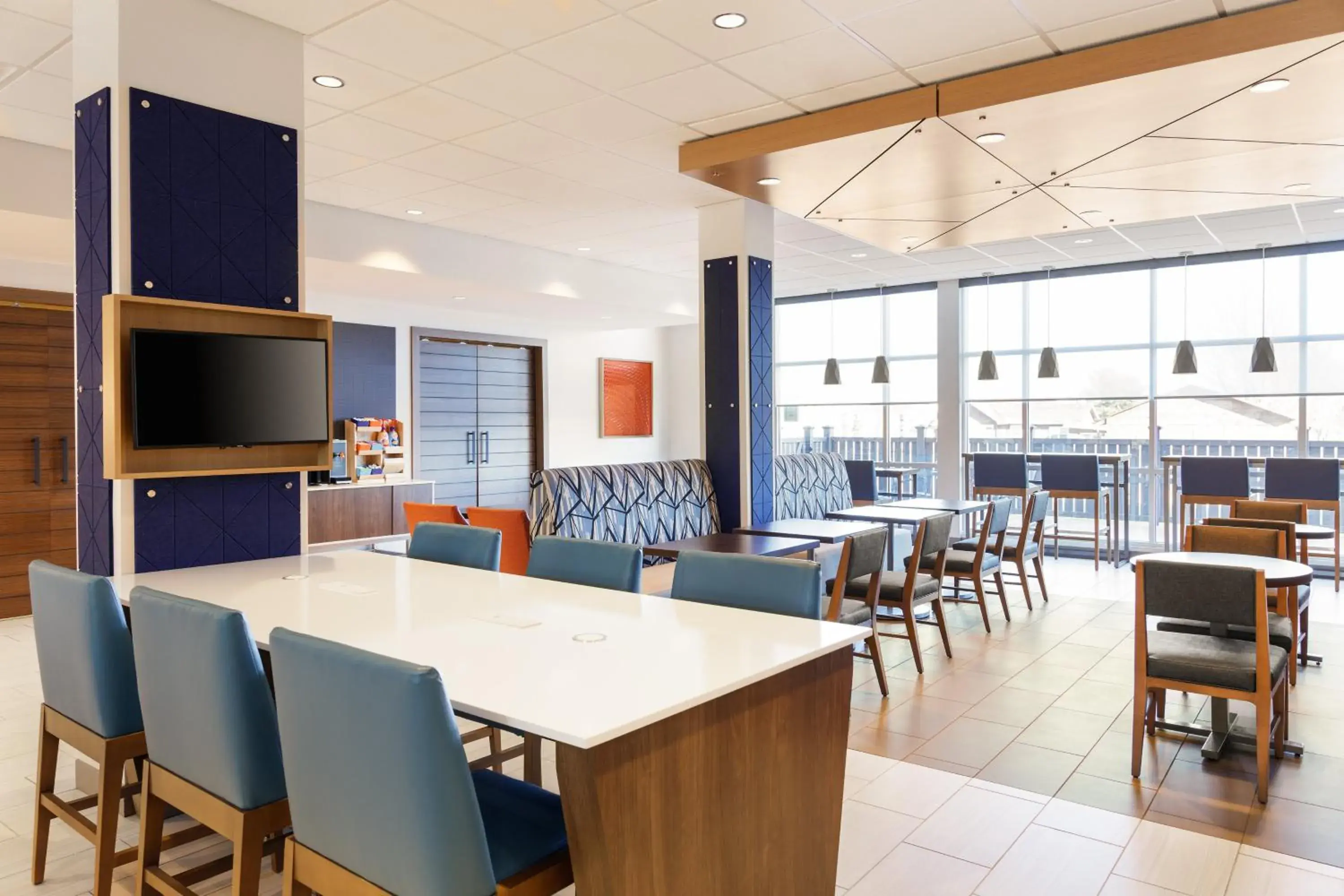Property building in Holiday Inn Express and Suites Winchester by IHG Property building in Holiday Inn Express and Suites Winchester by IHG