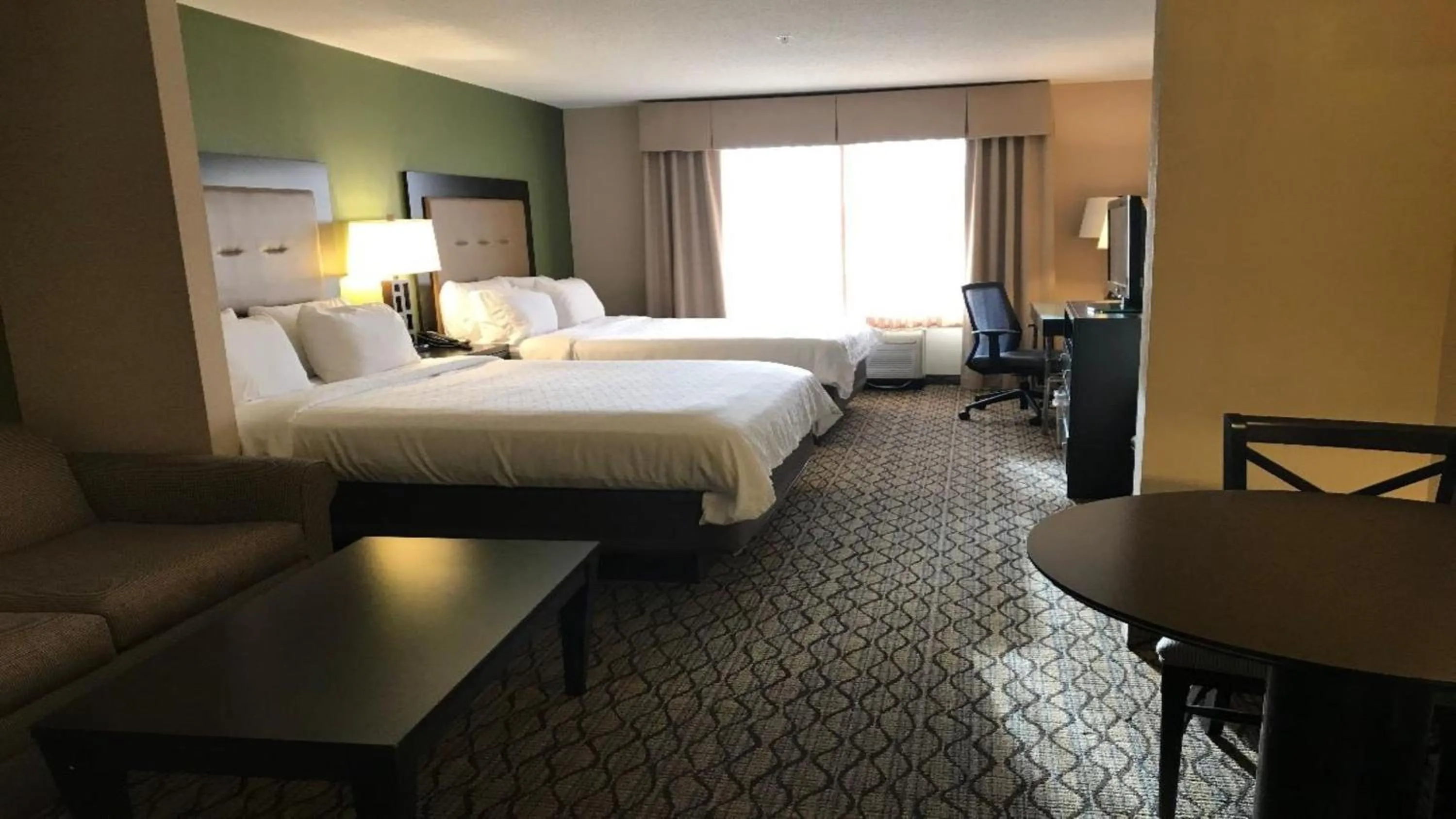 Photo of the whole room, Bed in Holiday Inn Express and Suites Winchester by IHG