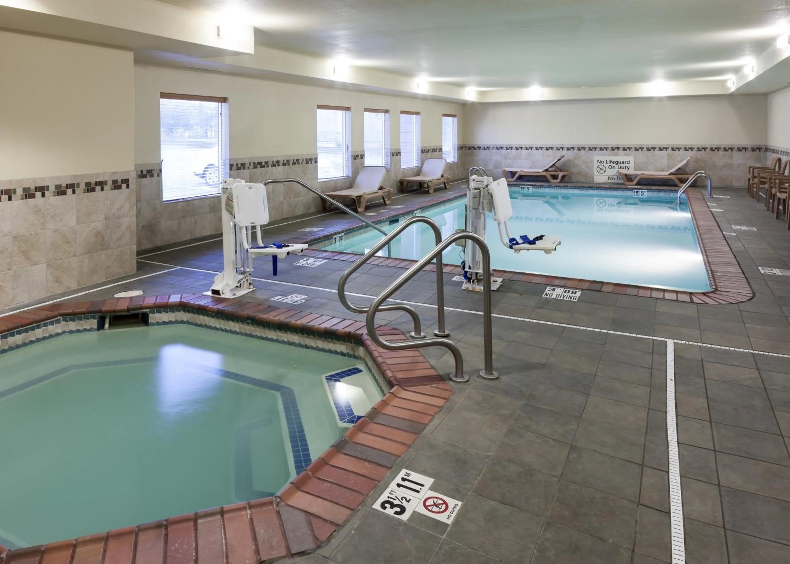 Swimming pool in Hampton Inn & Suites Davenport