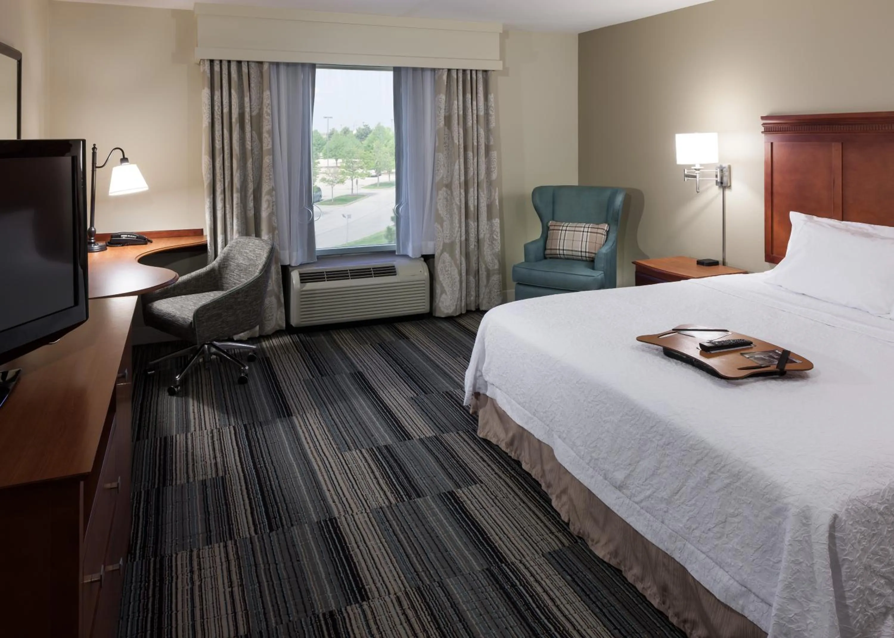 Bed in Hampton Inn & Suites Davenport