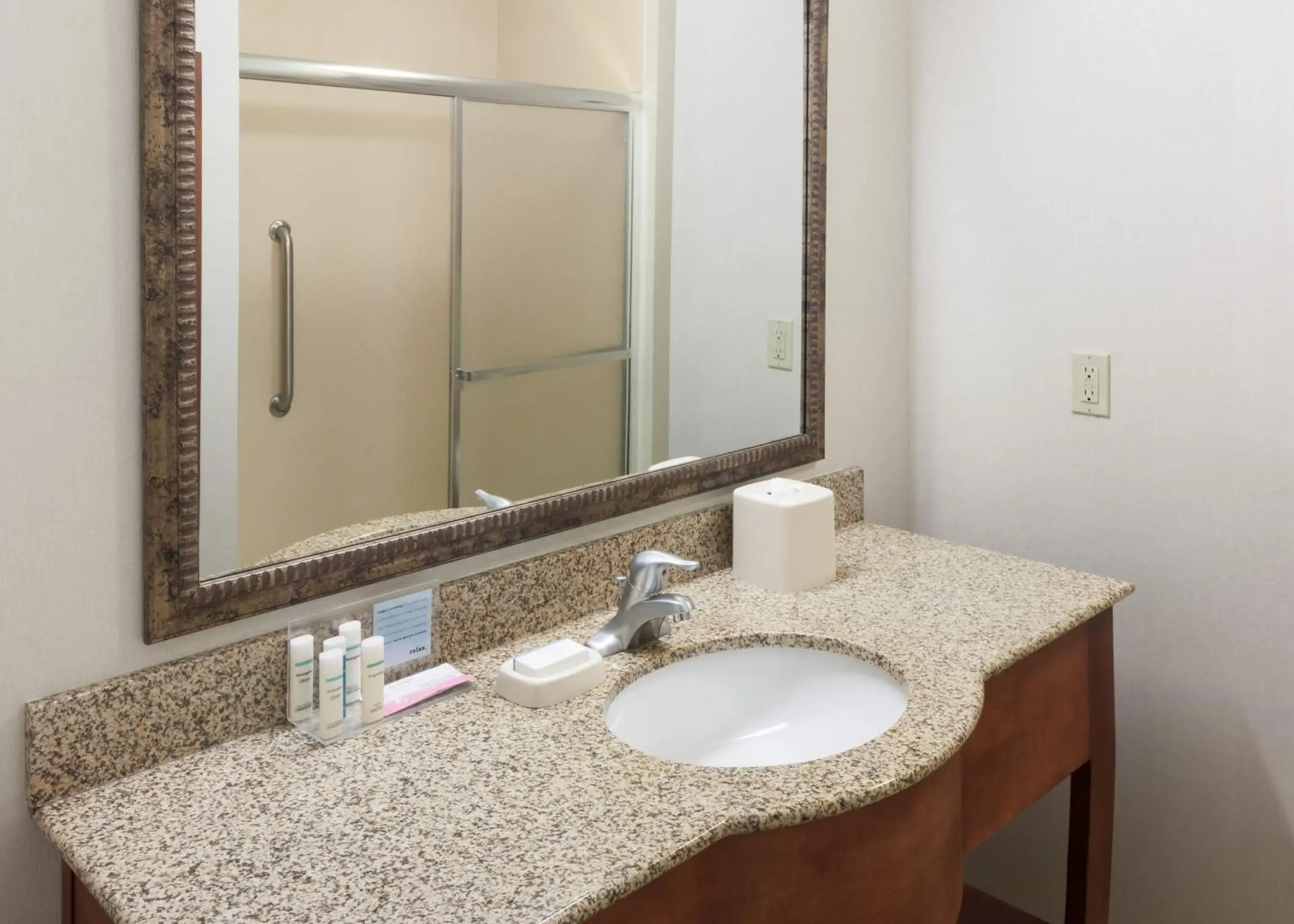 King Room with Accessible Tub - Mobility and Hearing Access/Non-Smoking in Hampton Inn & Suites Davenport King Room with Accessible Tub - Mobility and Hearing Access/Non-Smoking in Hampton Inn & Suites Davenport