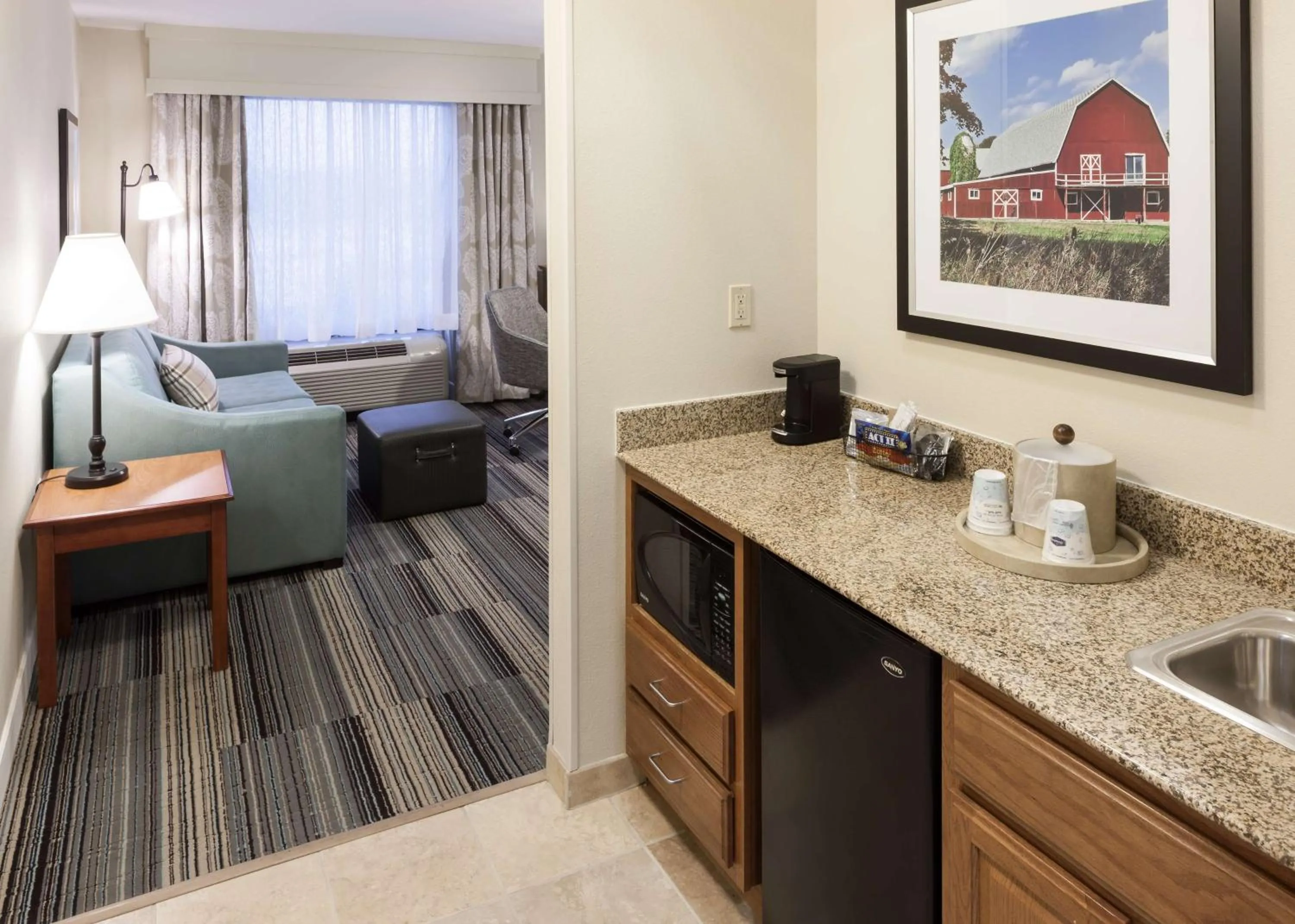 Kitchen or kitchenette in Hampton Inn & Suites Davenport