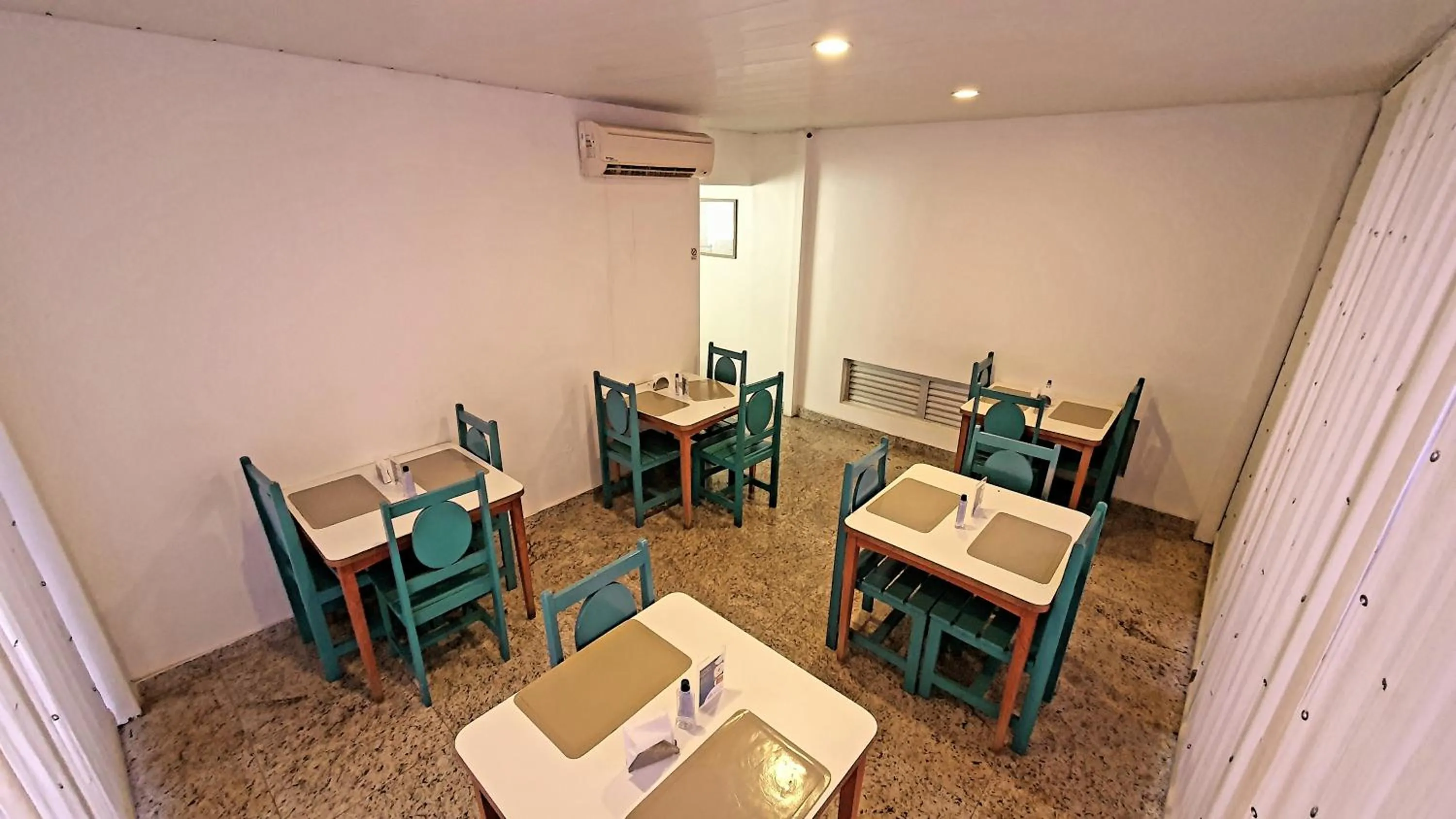 Restaurant/places to eat in Bluemar Hotel