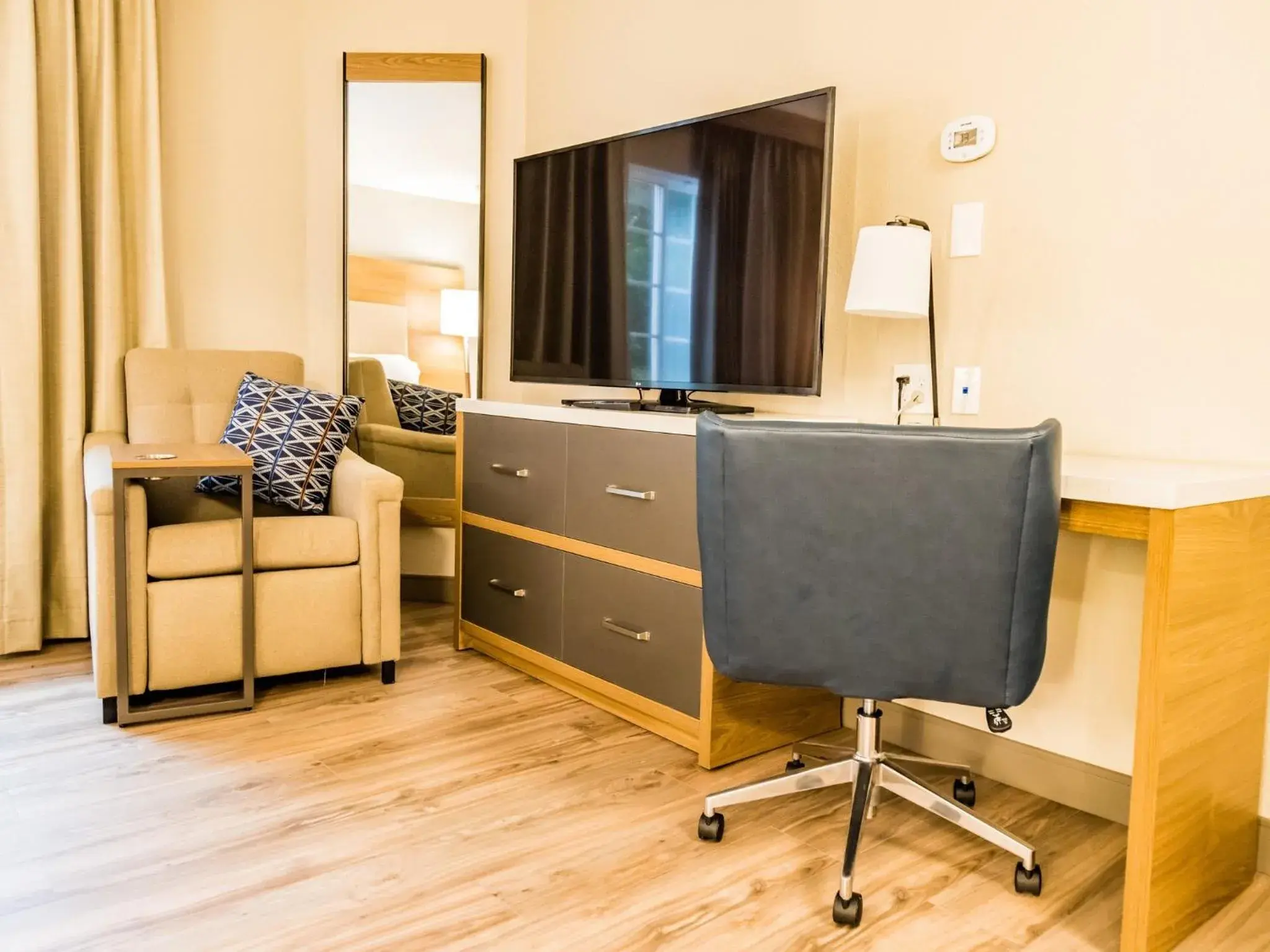 King Studio Suite with Bath Tub - Mobility Access in Candlewood Suites Richmond - South by IHG King Studio Suite with Bath Tub - Mobility Access in Candlewood Suites Richmond - South by IHG