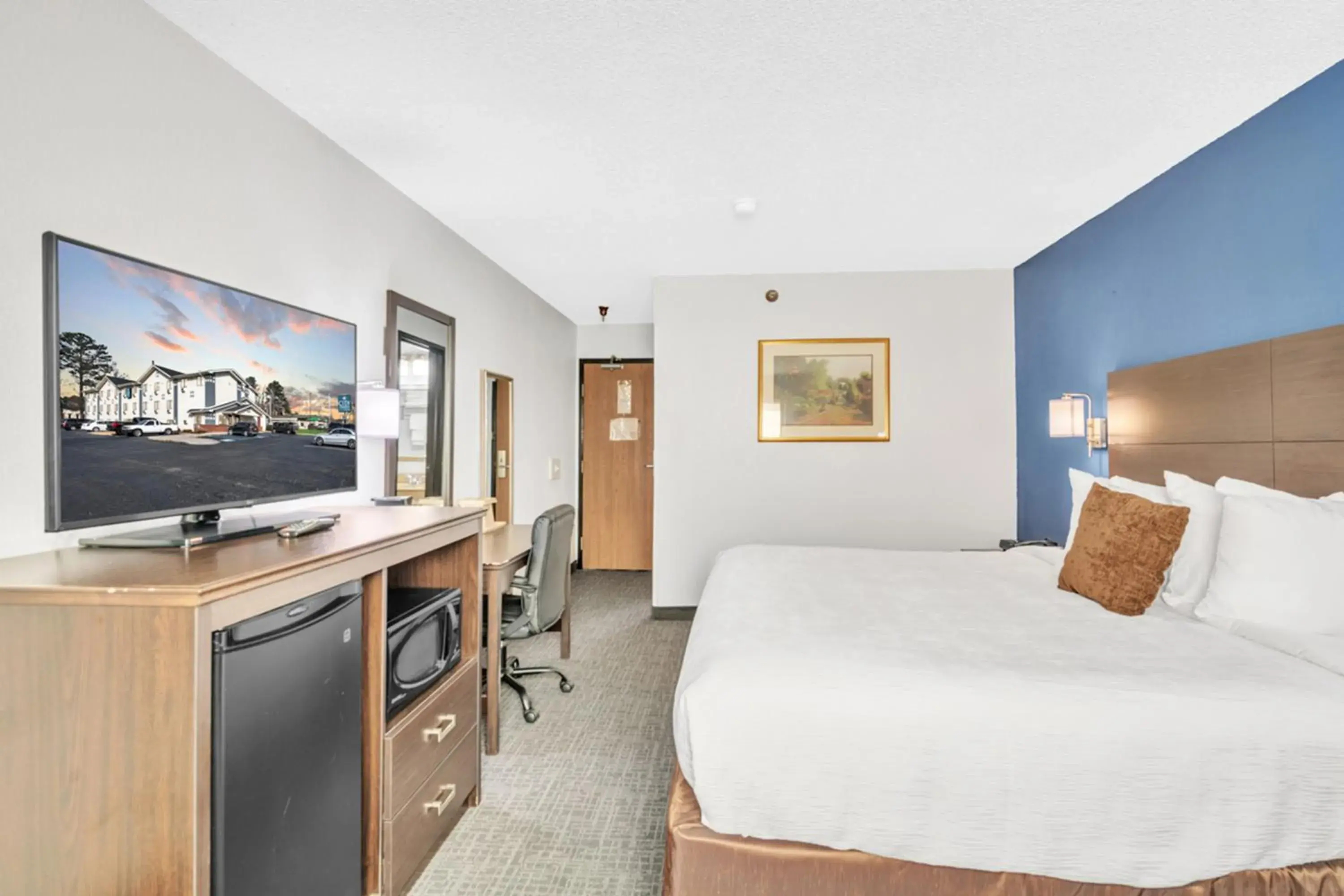 King Bed Non-Smoking in City Centre Inn at Newport News King Bed Non-Smoking in City Centre Inn at Newport News