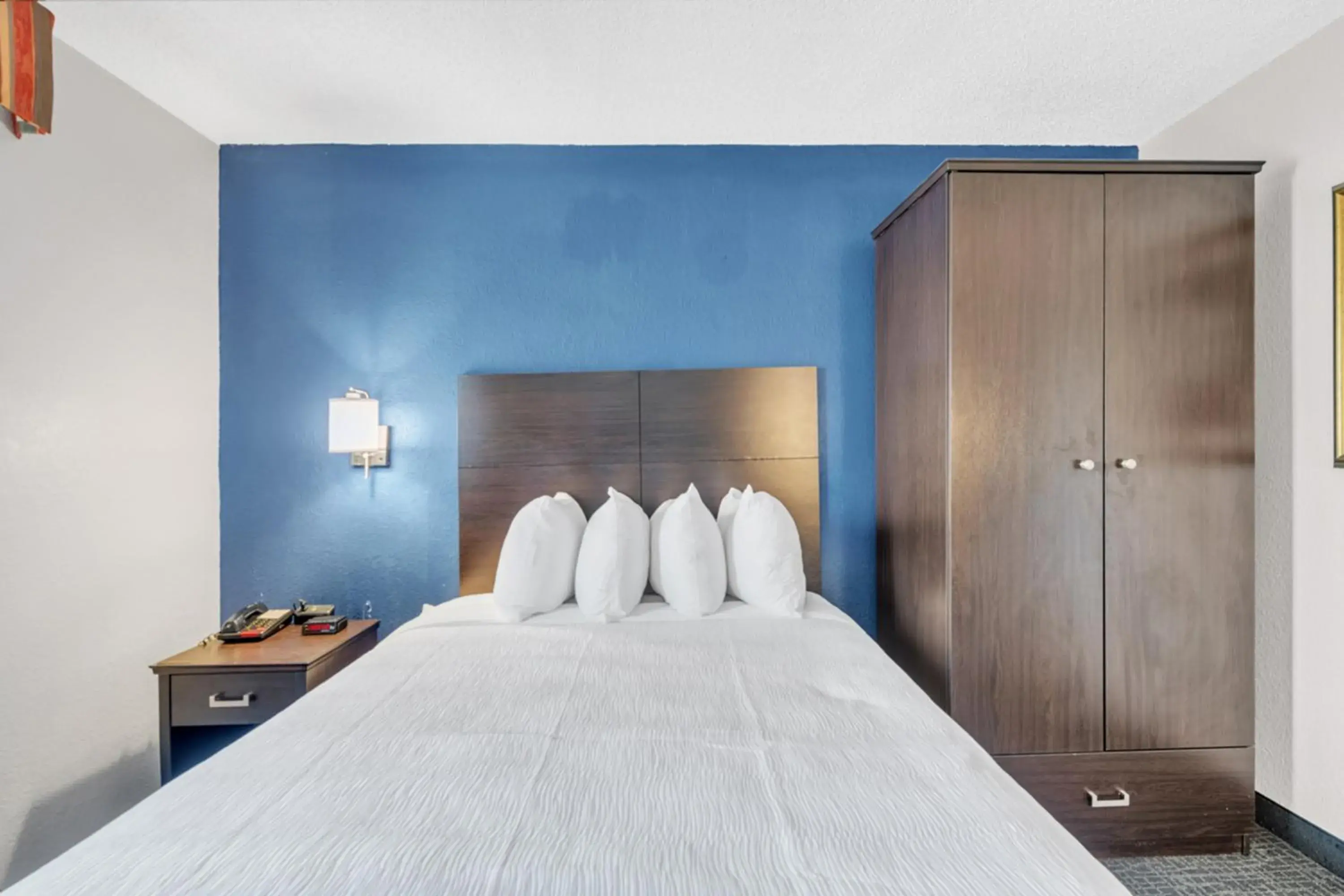 Queen Bed Non-Smoking in City Centre Inn at Newport News Queen Bed Non-Smoking in City Centre Inn at Newport News