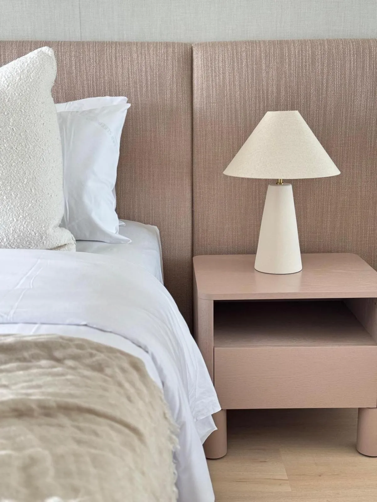 Bed in De Ville Apartments