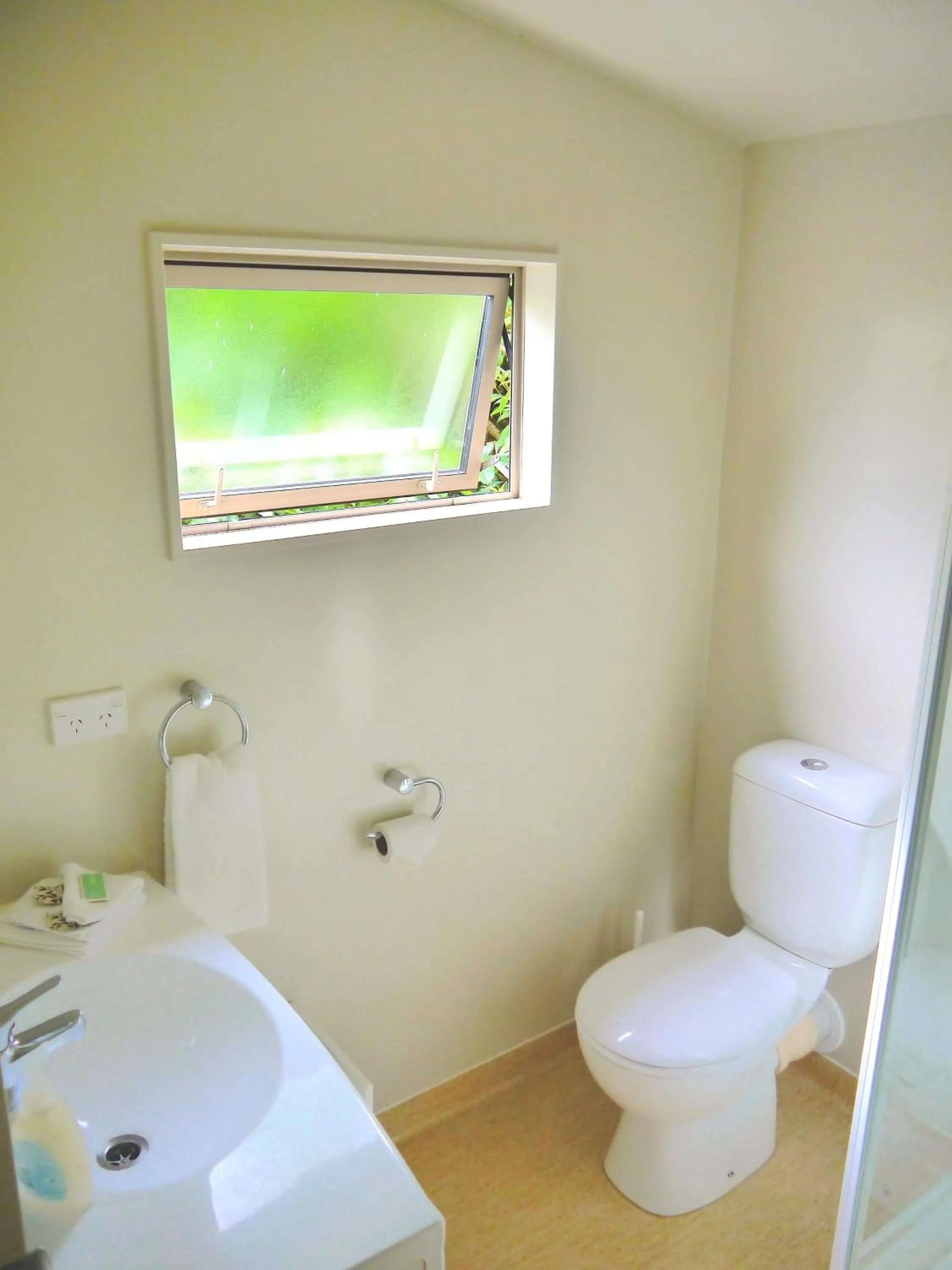 Toilet in 10 Cottages