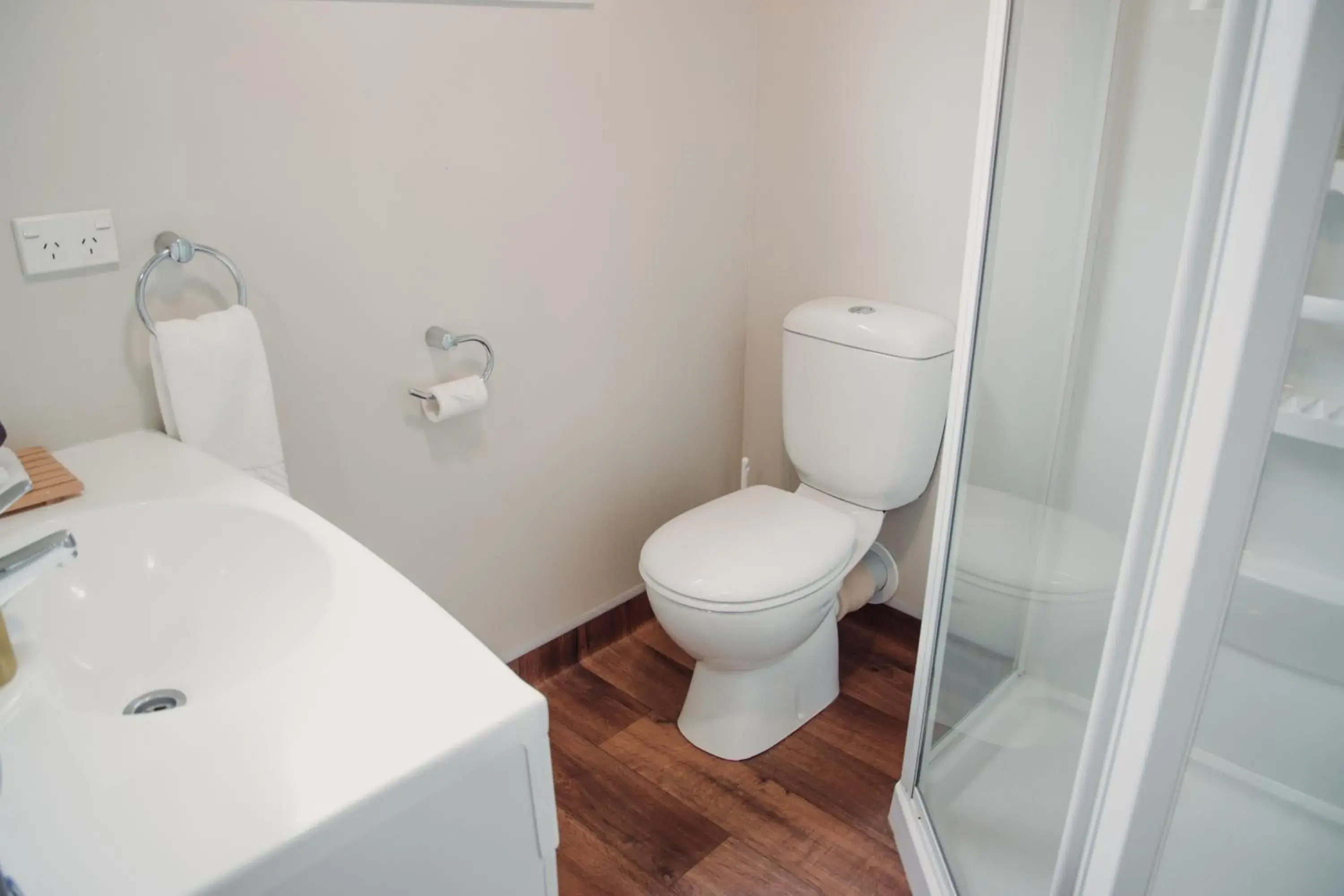 Toilet in 10 Cottages Toilet in 10 Cottages